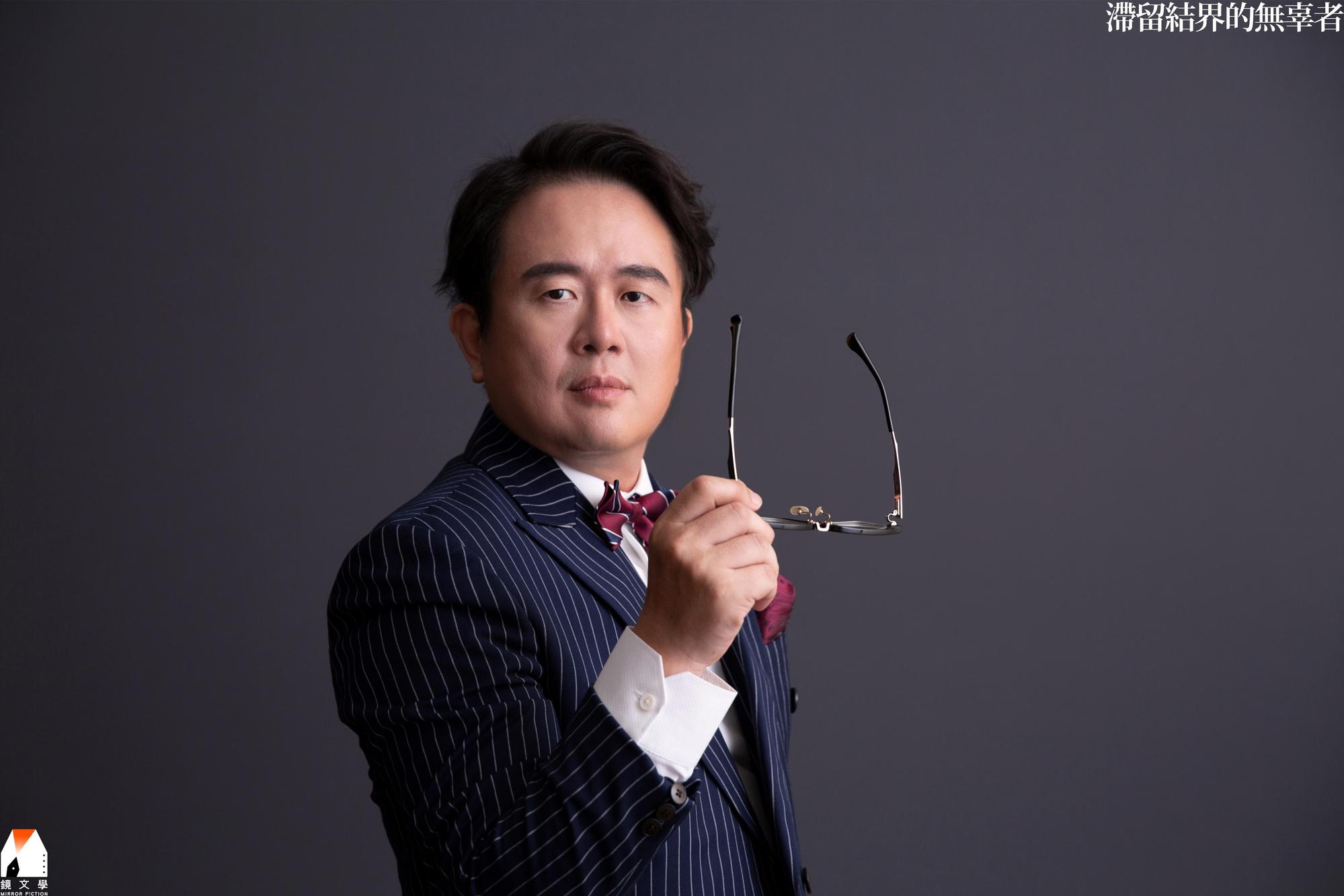 天地無限自認對作品沒有堅持，不過細數過往之作都是對正義的追問。說他像柯南嗎？倒不如說是公道伯。我問他對正義的想像是什麼？他答「受害者有沒有獲得公道。」《滯留結界的無辜者》便展示了公道伯主角如何幫鬼討正義。（鏡文學提供）
