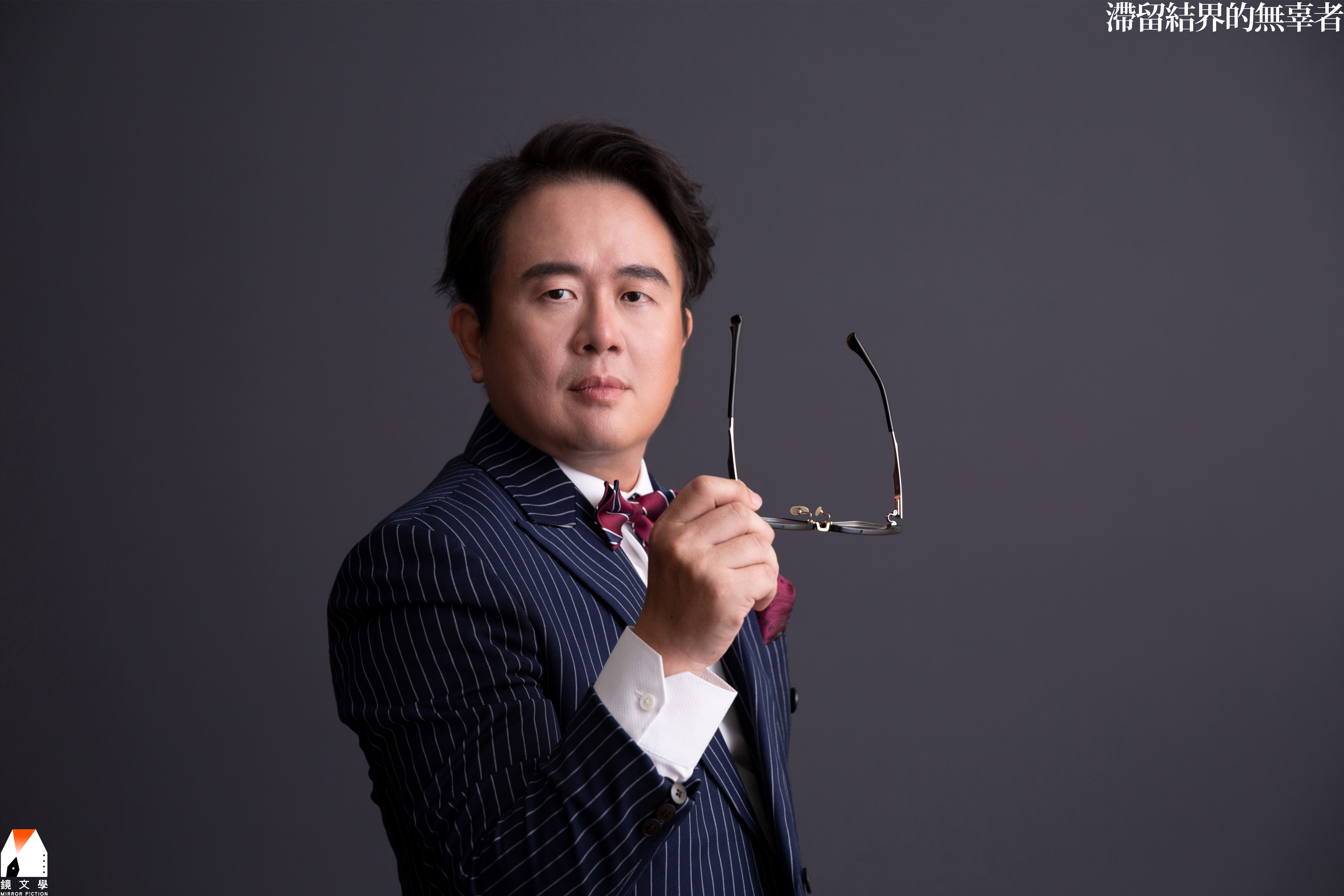 天地無限自認對作品沒有堅持，不過細數過往之作都是對正義的追問。說他像柯南嗎？倒不如說是公道伯。我問他對正義的想像是什麼？他答「受害者有沒有獲得公道。」《滯留結界的無辜者》便展示了公道伯主角如何幫鬼討正義。（鏡文學提供）