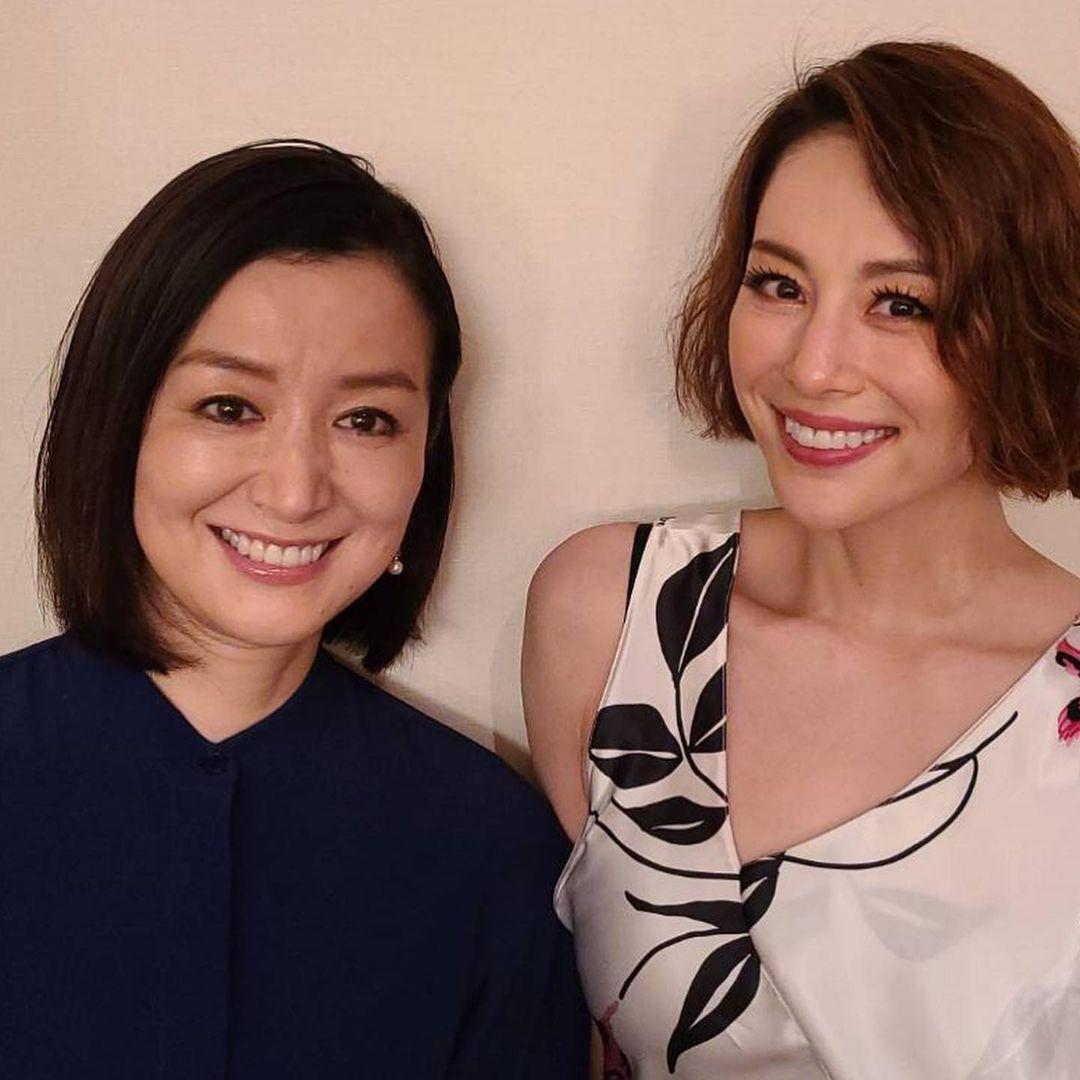鈴木京香捧場米倉涼子的晚宴秀,兩人合照破除不合傳聞。(翻攝米倉涼子IG)