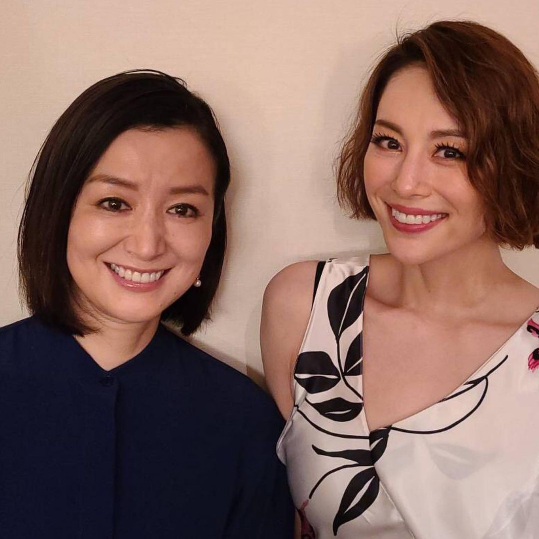 鈴木京香捧場米倉涼子的晚宴秀，兩人合照破除不合傳聞。（翻攝米倉涼子IG）