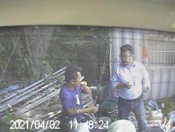 太魯閣號出軌事件主嫌李義祥,當天被發現與台鐵花蓮工務段施工主任熊德育現身工地。(翻攝畫面)
