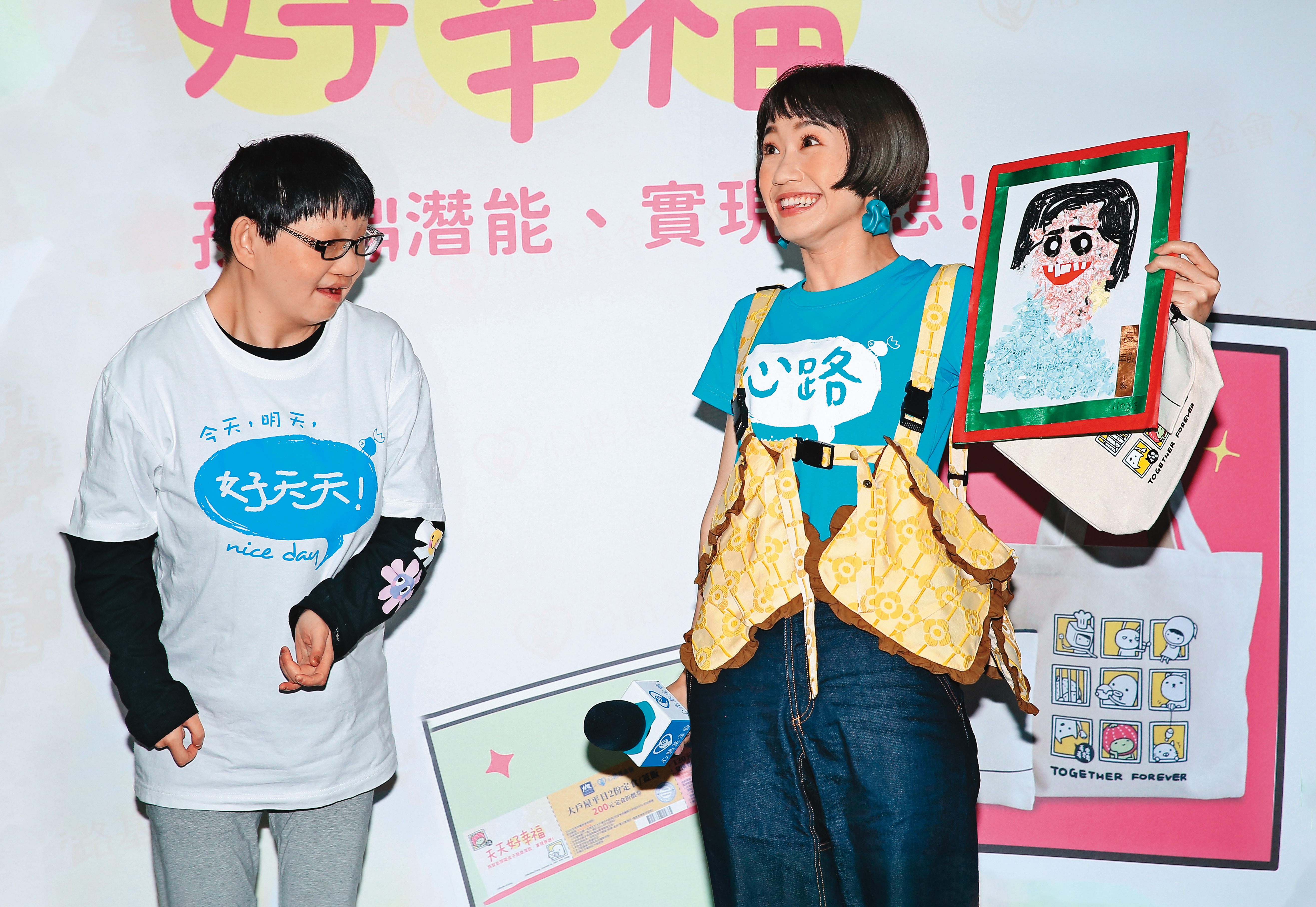 Lulu（右）為義賣站台，粉絲瑜宸（左）獻上親手繪製的畫像，真是讓人感動的摸們。°(°ˊДˋ°)°