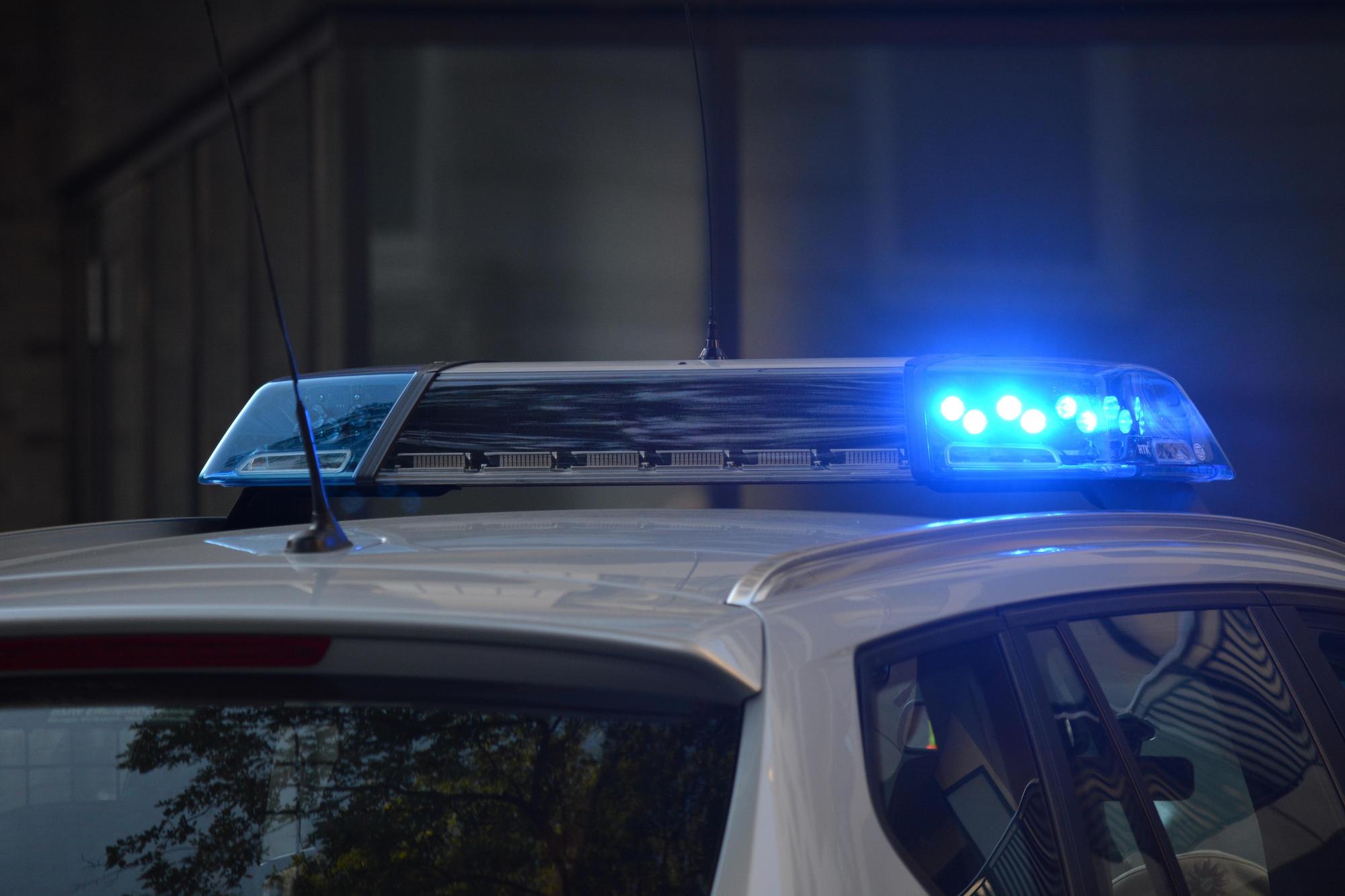 一名男子因違反防疫宵禁規則遭到警方攔下被處罰深蹲;示意圖。(Pixabay)