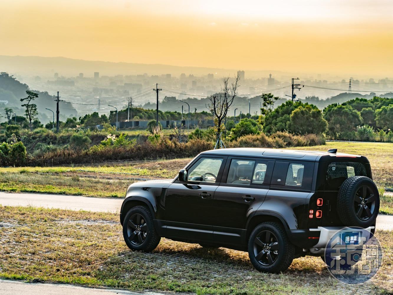 LAND ROVER Defender 110 P300 HSE