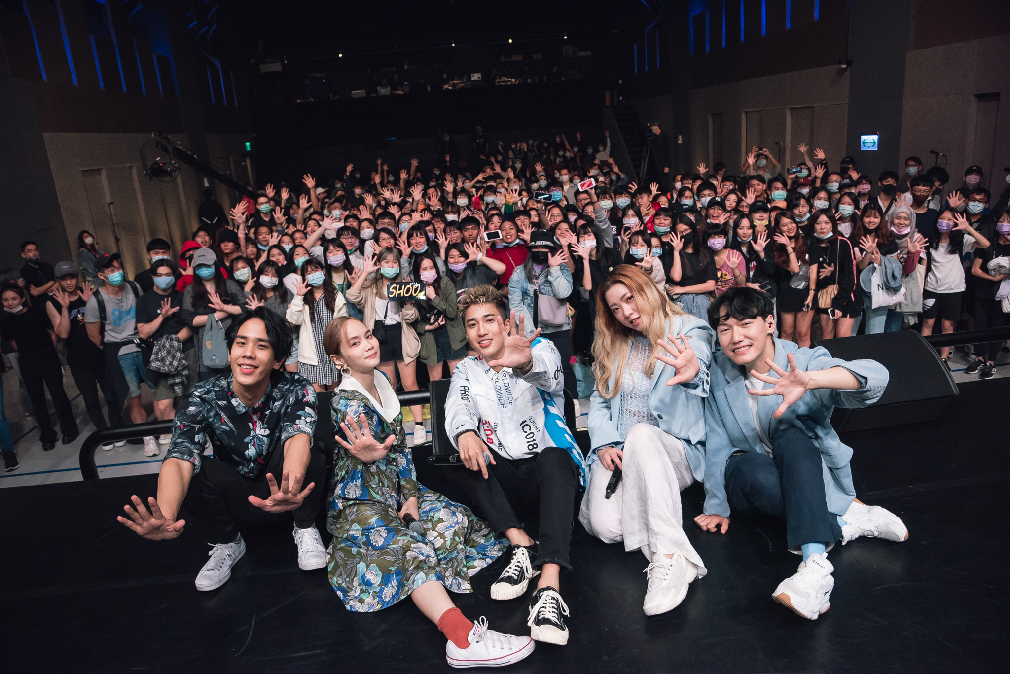 杰思曾與電信公司合作5G演唱會，參與演出的團體慢慢說（左起）、婁俊碩和LIMI，與歌迷同歡。（杰思國際娛樂提供）