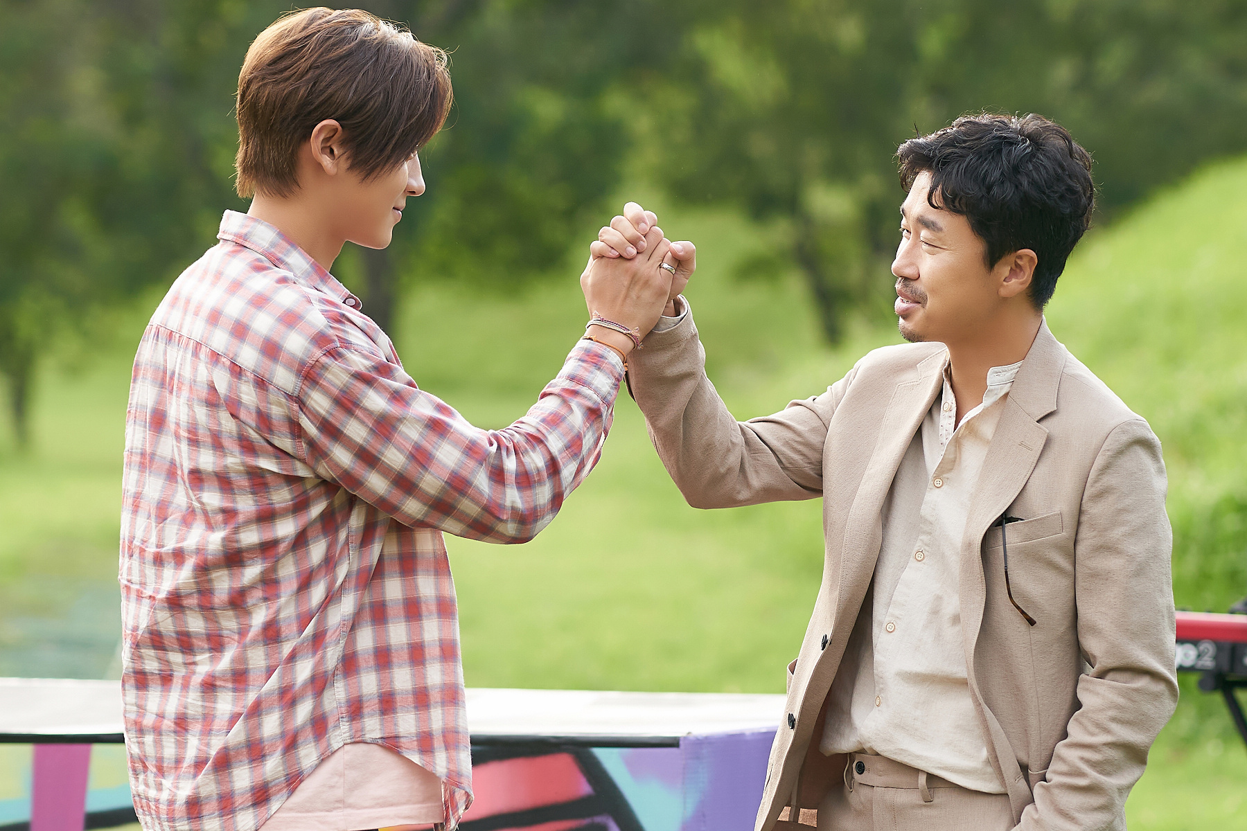 趙達煥（右）在《逐夢練習曲》中飾演看中燦烈音樂才華的經紀人，他為揣摩角色投入不少心力。（采昌國際多媒體提供）