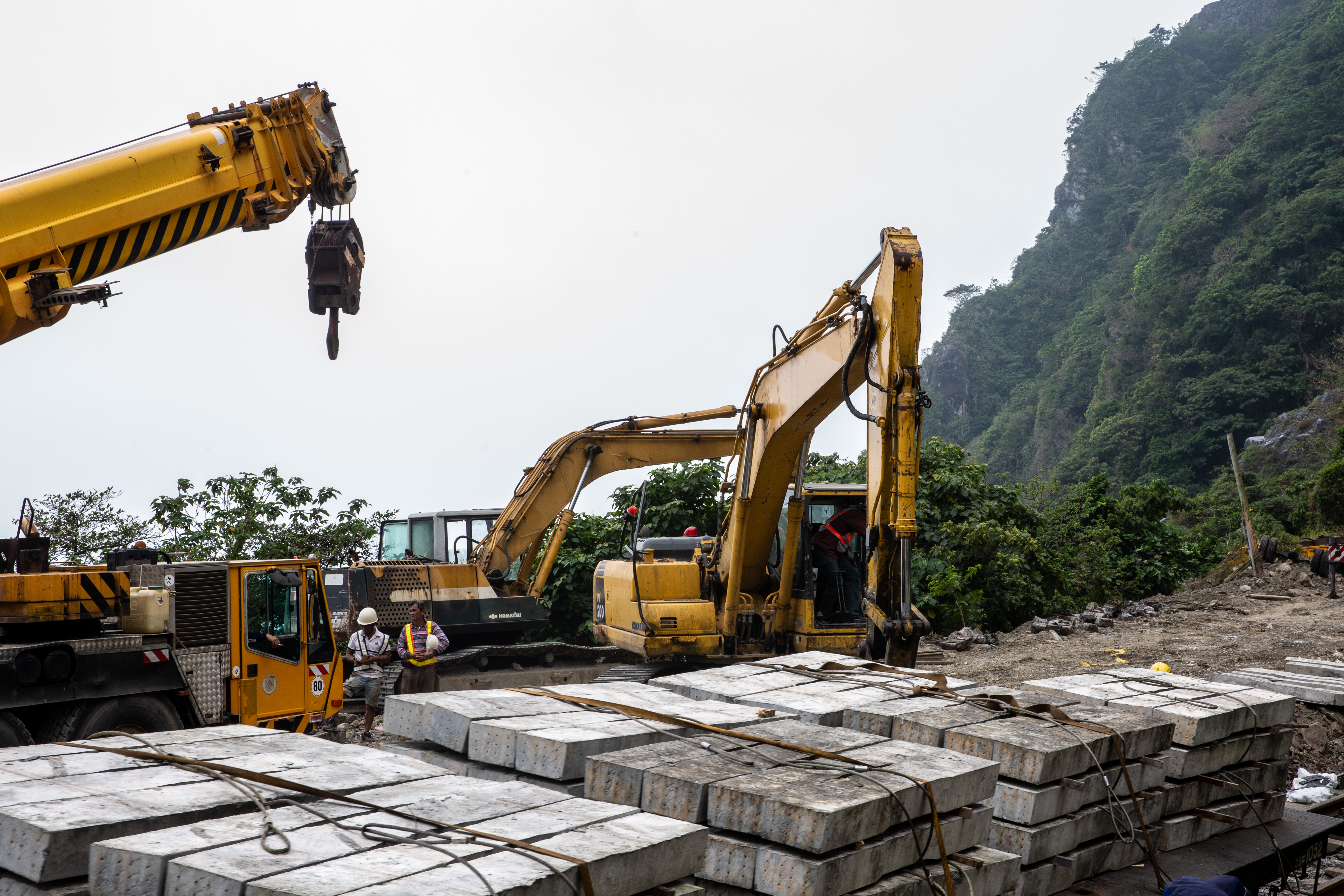 承包商負責人李義祥第一通「黃金救援電話」是否為報案電話，仍在調查中。