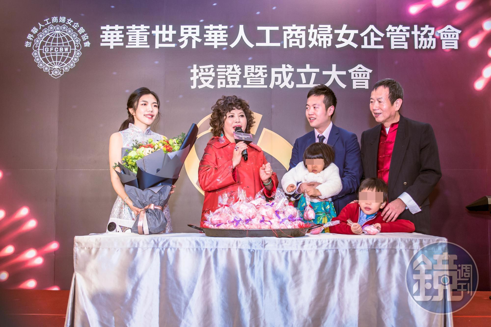 翁素蕙（左2）甜喊另一半是「小太陽」。圖為三代同堂替她慶生。