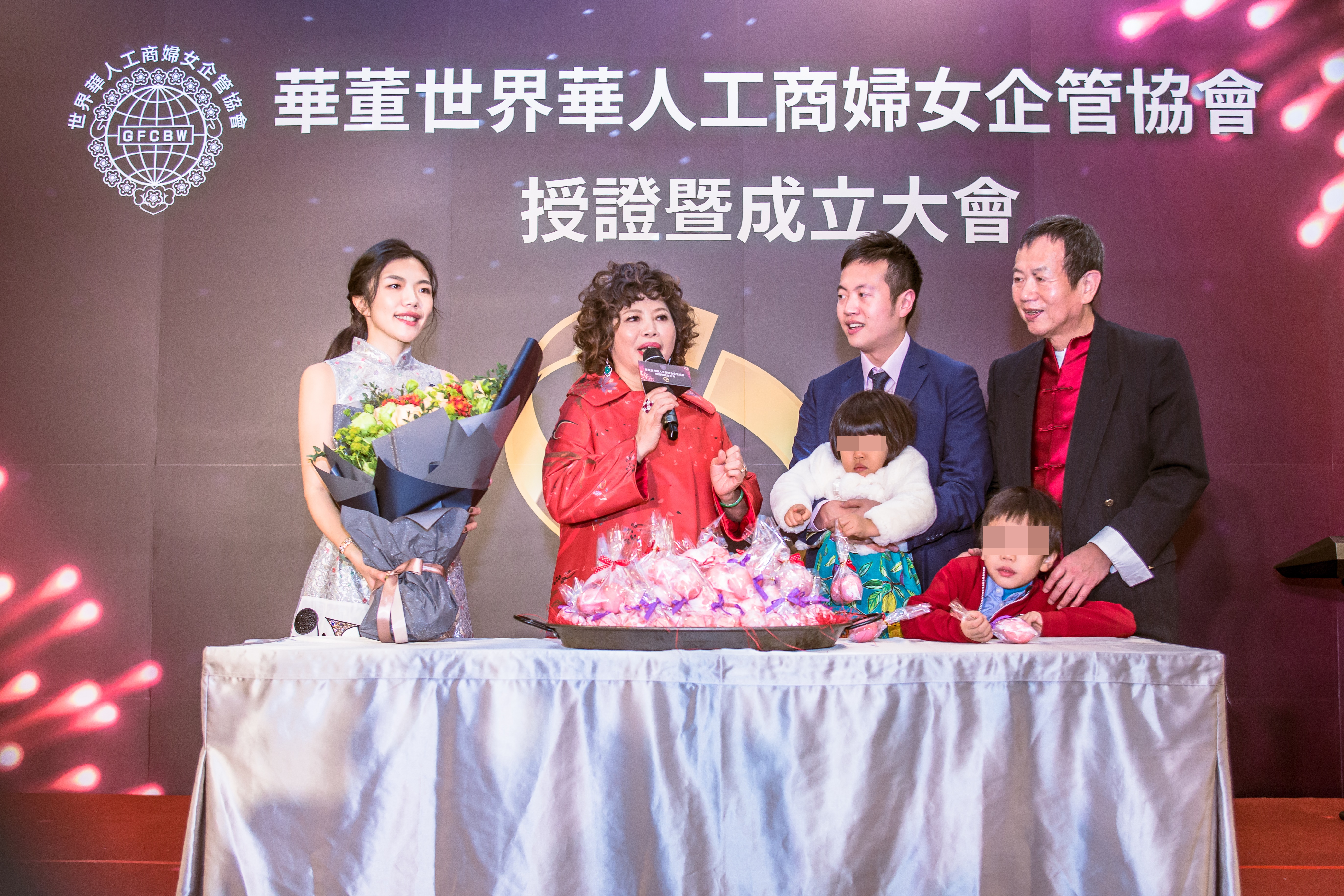 翁素蕙（左2）甜喊另一半是「小太陽」。圖為三代同堂替她慶生。