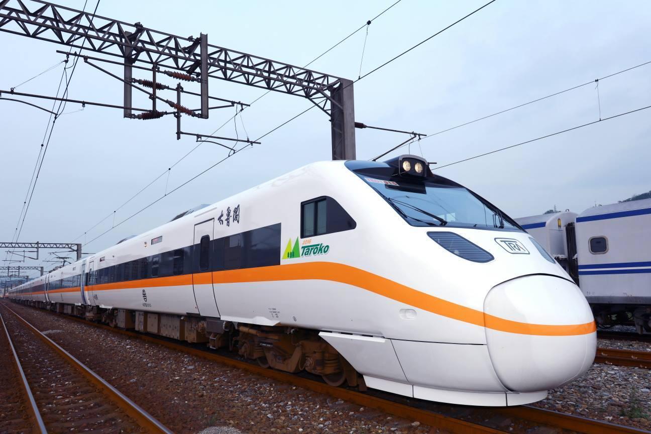 一名女網友PO文表示在台鐵太魯閣號408車次列車發生意外後,苦勸駕駛同型車的弟弟換工作,卻反被對方的工作熱情所折服。(翻攝自台鐵臉書)