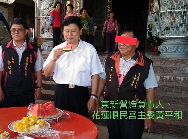 名嘴李正皓質疑包商與花蓮縣長交情匪淺，遭縣府委任律師提告，他再貼出前縣長傅崐萁與包商的合照反擊。（翻攝李正皓臉書）