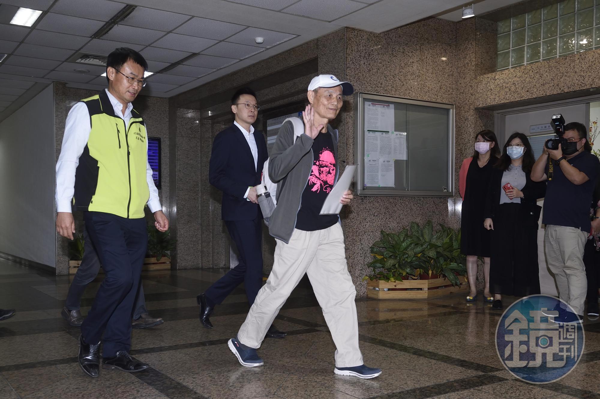 陳吉仲(左)日前首次與潘忠政(右)見面溝通藻礁議題。(本刊資料照)
