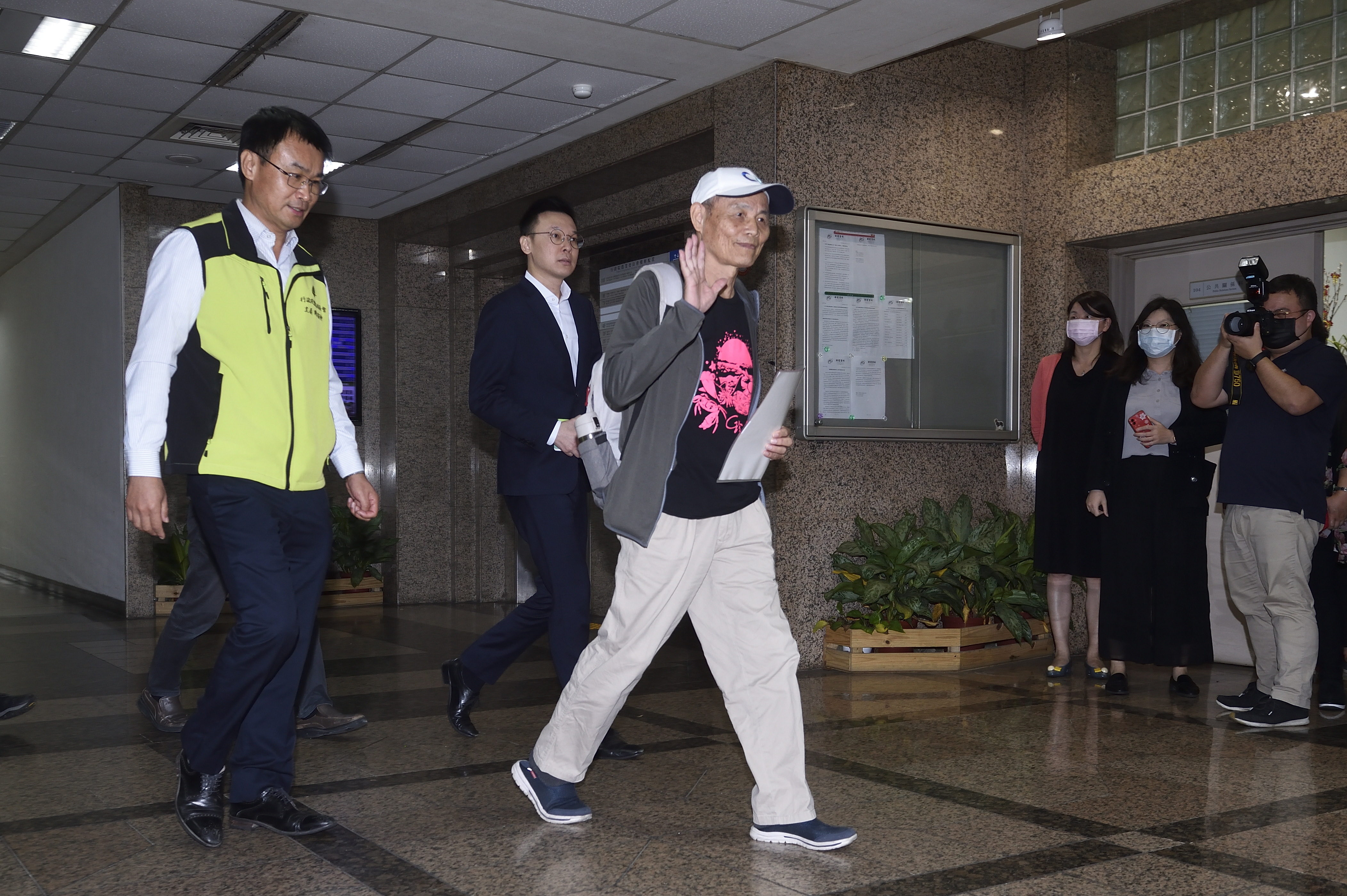 陳吉仲(左)日前首次與潘忠政(右)見面溝通藻礁議題。(本刊資料照)