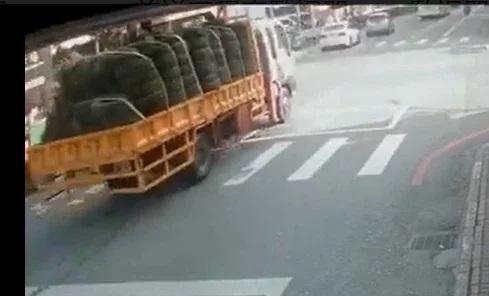 據路口監視器畫面顯示,2日上午8時許,李義祥載運廢輪胎到事發工地。(翻攝畫面)
