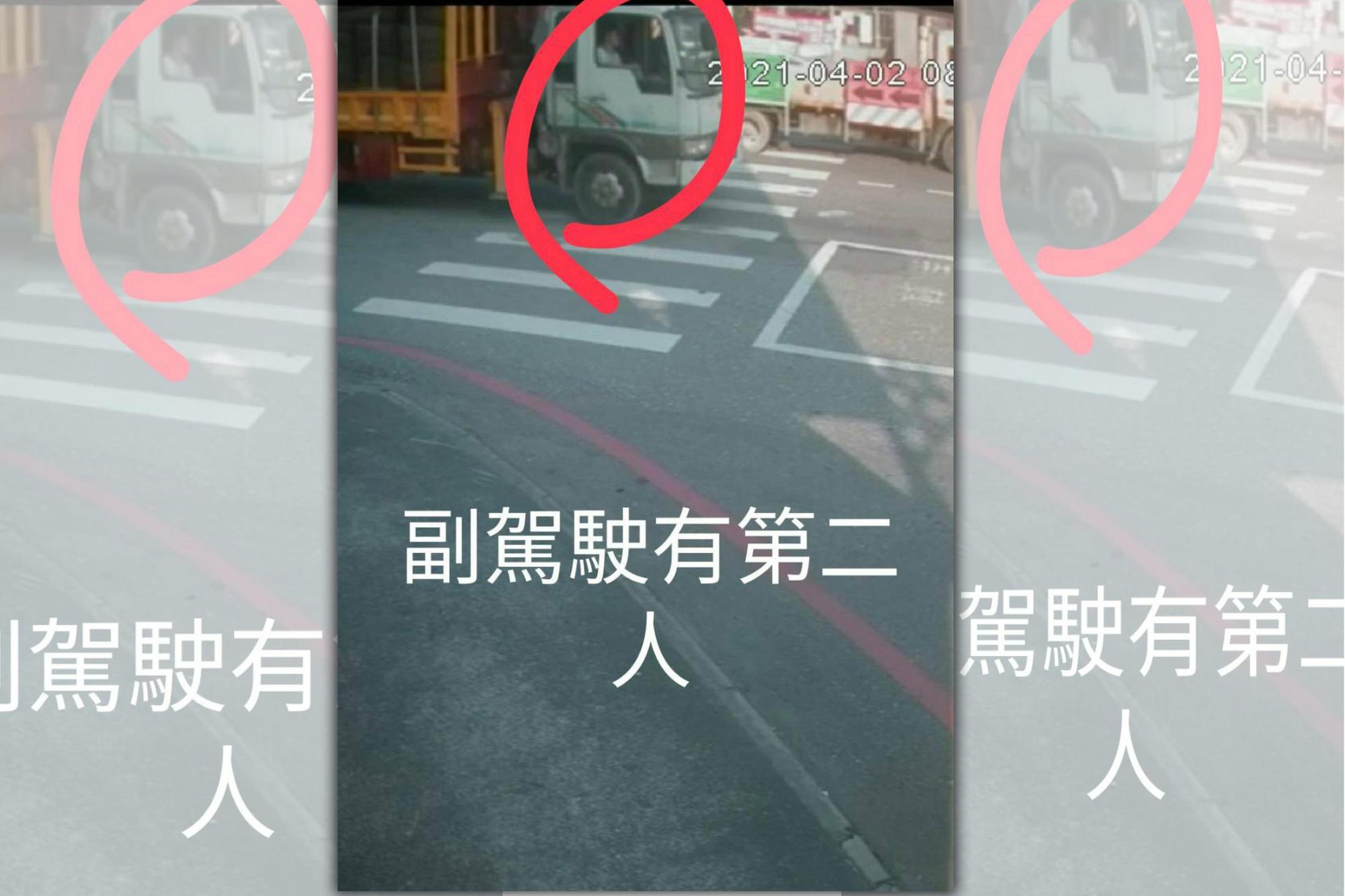 李義祥的工程車上面堆滿輪胎,且在當日經過花蓮市時,副駕駛座上出現白衣男子。(翻攝畫面)