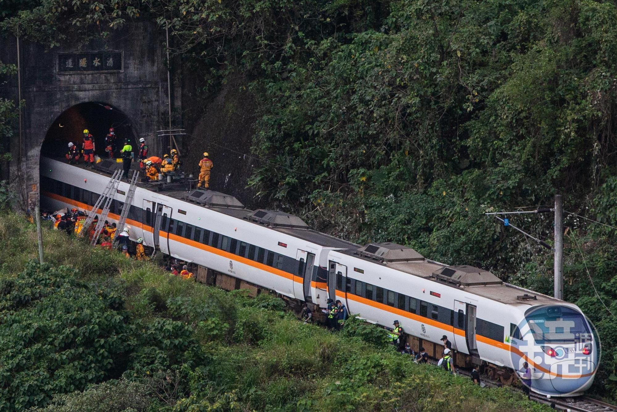 台鐵2日發生重大意外事故，408車次的太魯閣號撞上橫躺在鐵軌上的工程車，導致50人罹難、210人受輕重傷。（本刊資料照）
