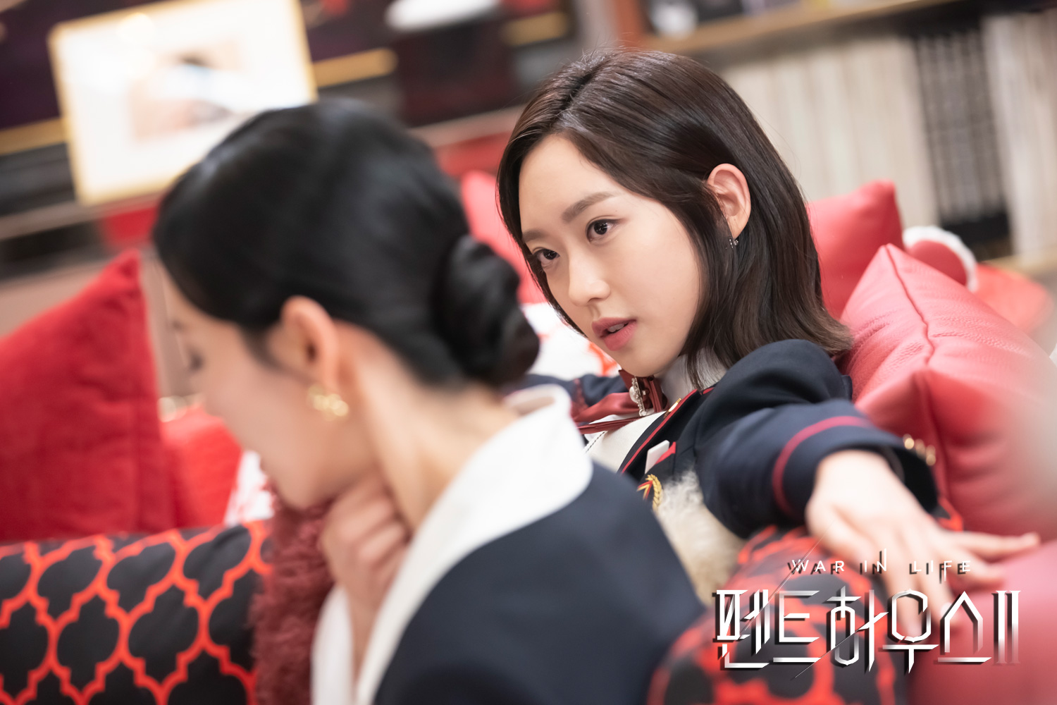 韓智賢（右）在《Penthouse上流戰爭》中飾演潑辣性格的雙胞胎妹妹夕京，讓觀眾又恨又愛。（翻攝自SBS官網）