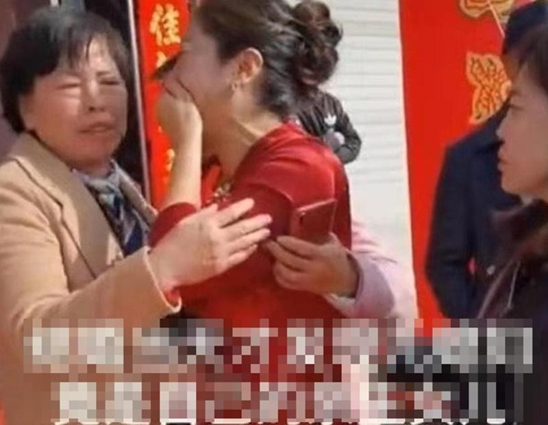 婦人在結婚當天發現媳婦是親生女兒。(翻攝網易新聞)