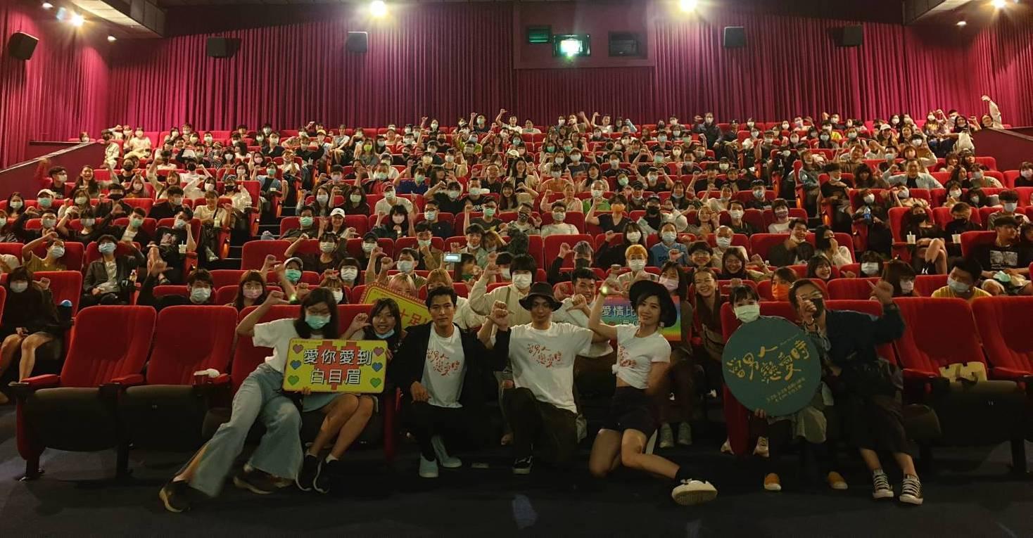 主創團隊在連假期間勤跑戲院做映後座談，拚出全台首週末破5,800萬票房佳績。（金盞花大影業提供）