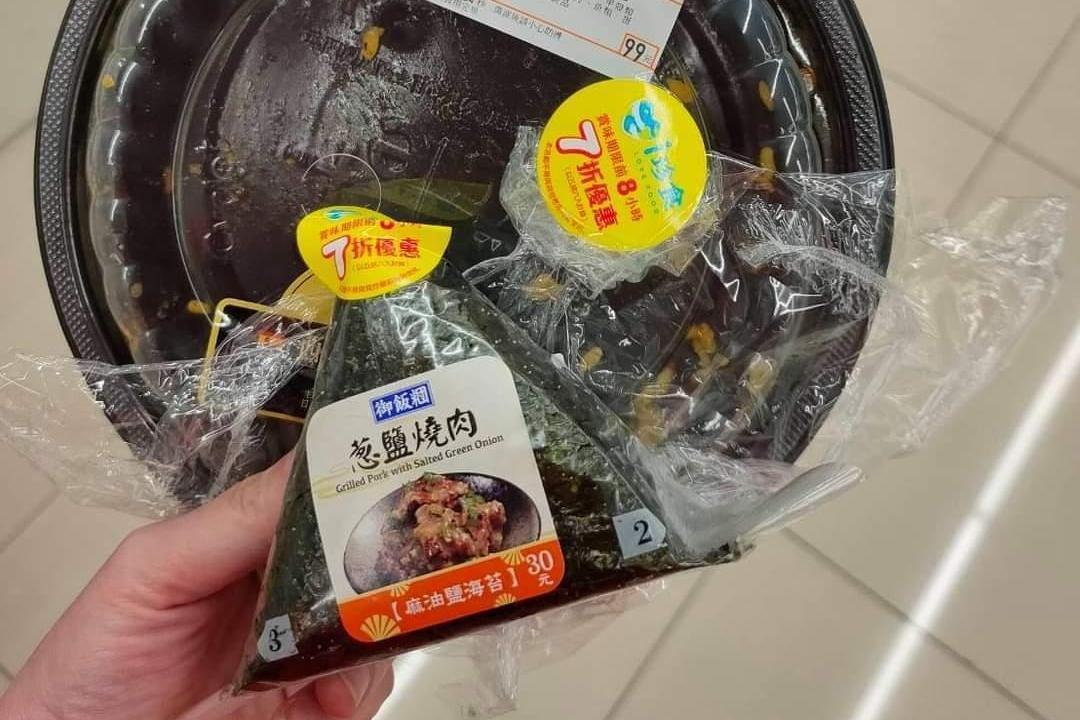 一名網友去超商購買7折即期食品，回家計算發現並未享有折扣。（翻攝自爆怨2公社）