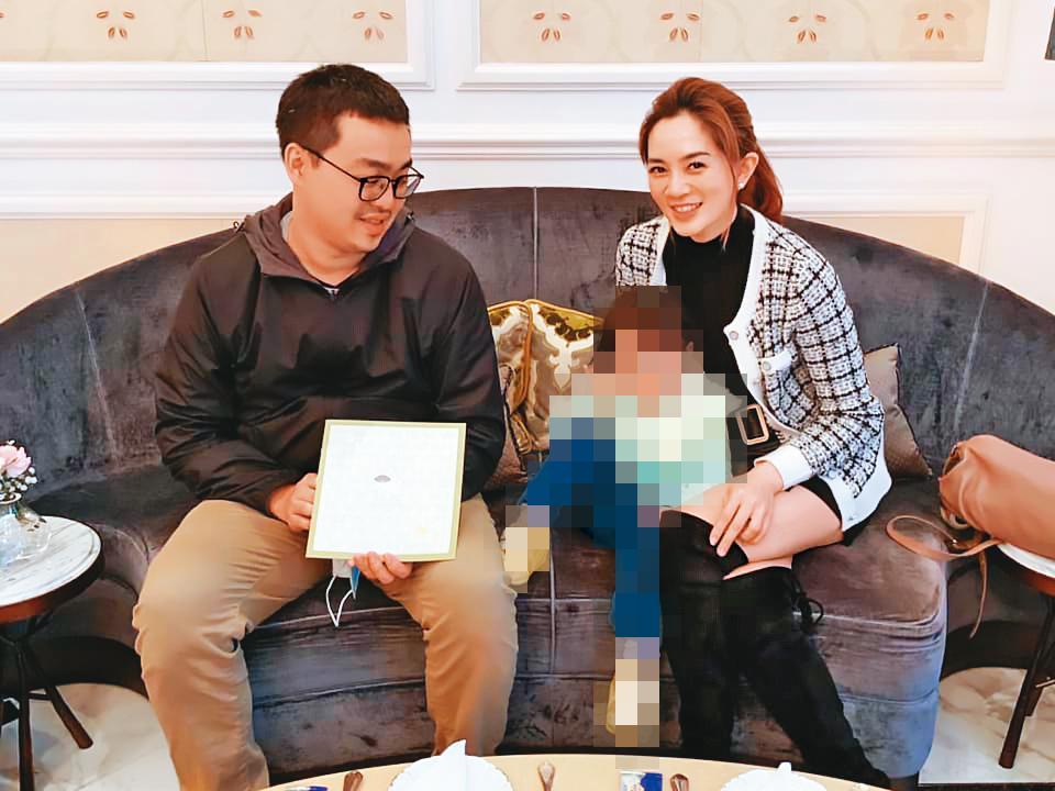 吳昭輝的妻子(右)皮膚白皙,五官立體,身材纖細火辣,一家三口合照洋溢幸福模樣。(翻攝臉書)
