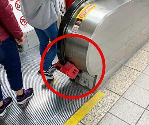 網友驚見捷運手扶梯下緣有「神祕小盒子」。（翻攝自論壇PTT）