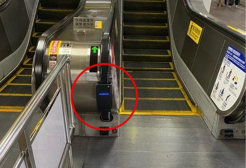 捷運手扶梯上裝置的「神祕小盒子」原來有消毒功能。（翻攝自論壇PTT）