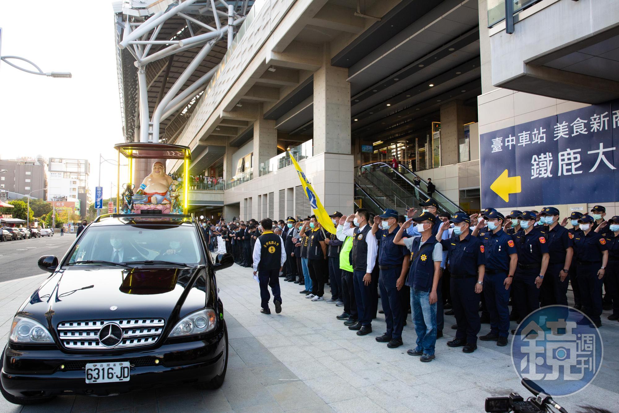 移靈車隊離開台中站，所有台鐵同仁與警員列隊致敬。