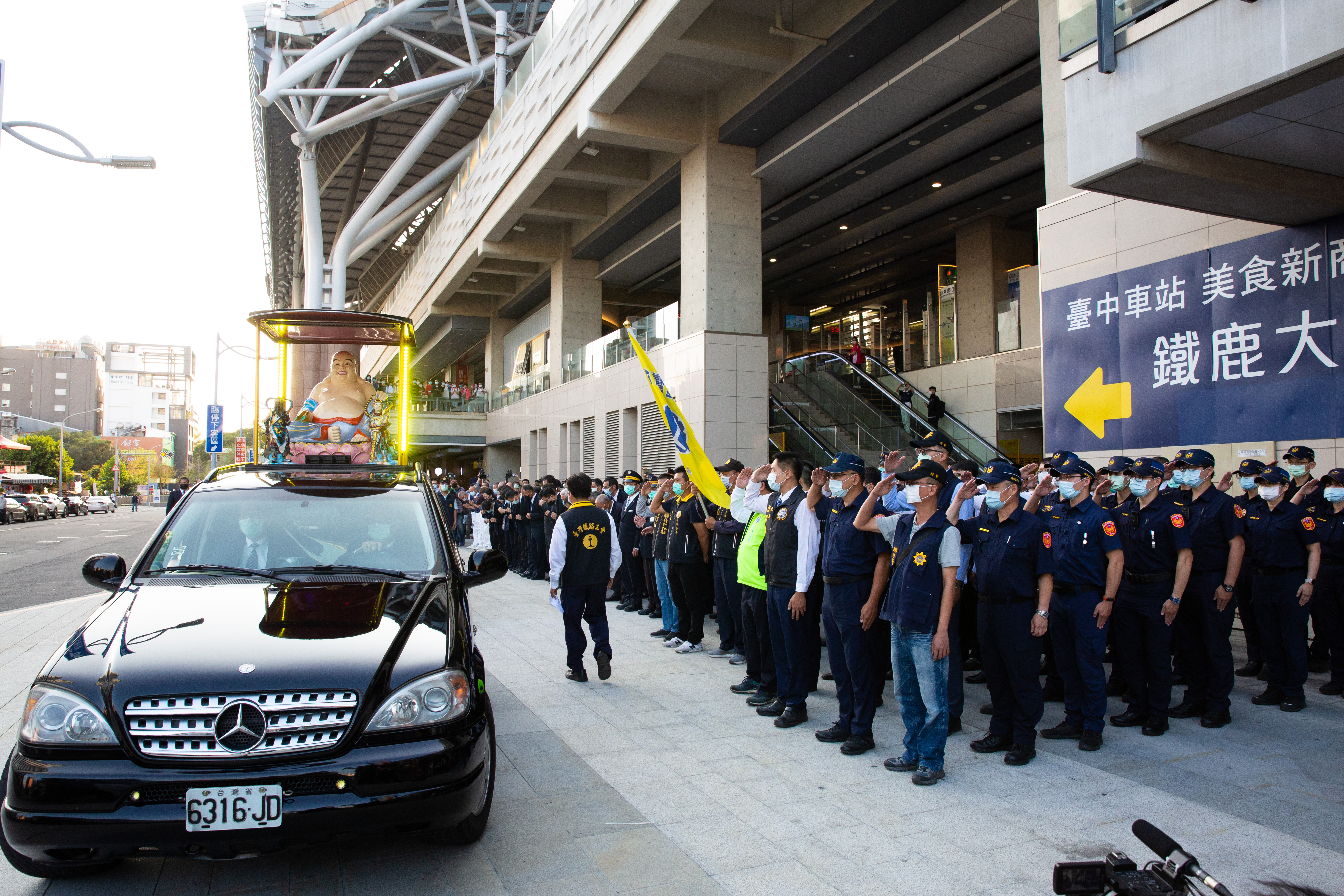 移靈車隊離開台中站，所有台鐵同仁與警員列隊致敬。