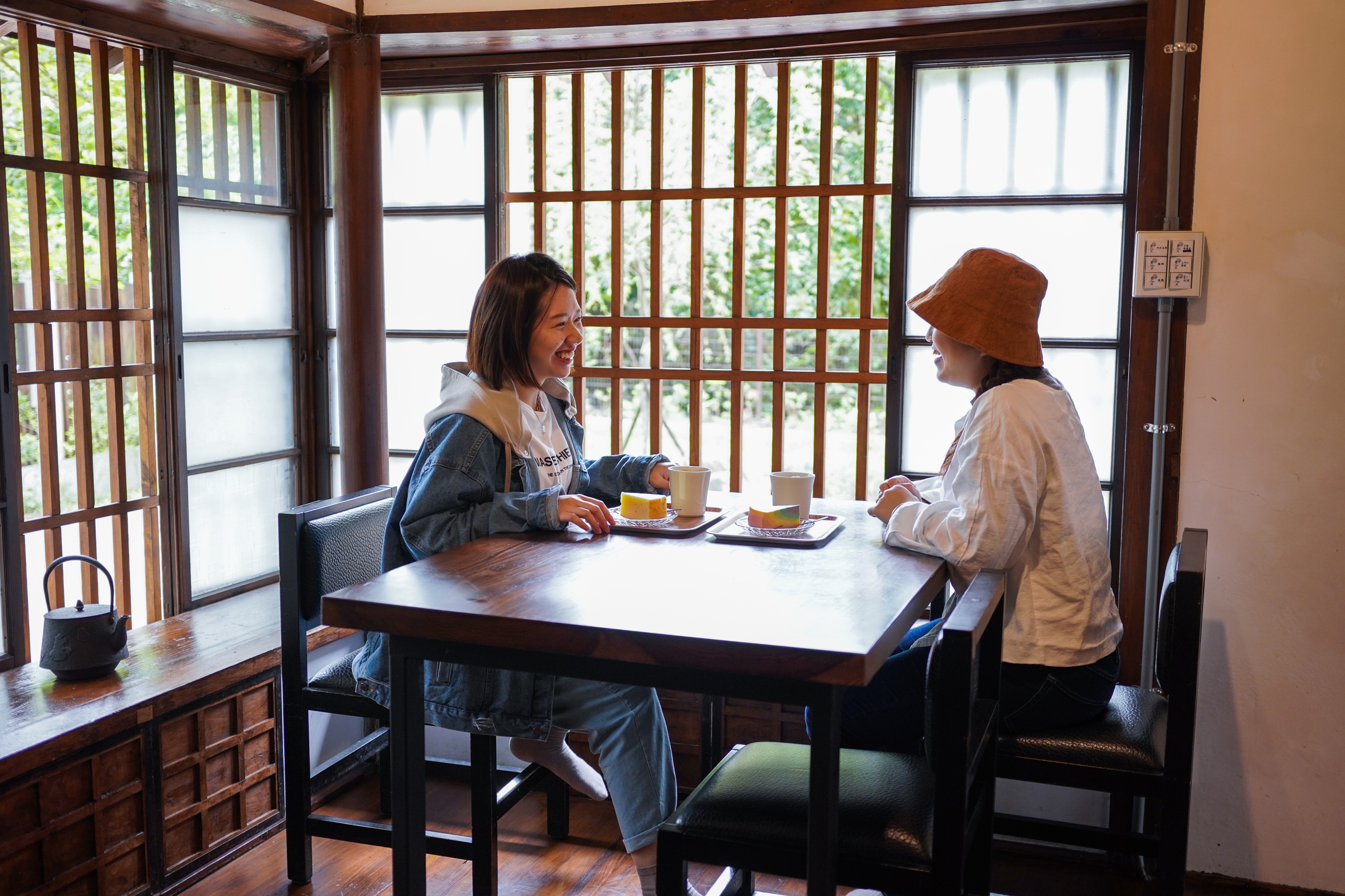 褪去鞋子，在窗邊用餐氛圍相當好。（台北市文化局提供）