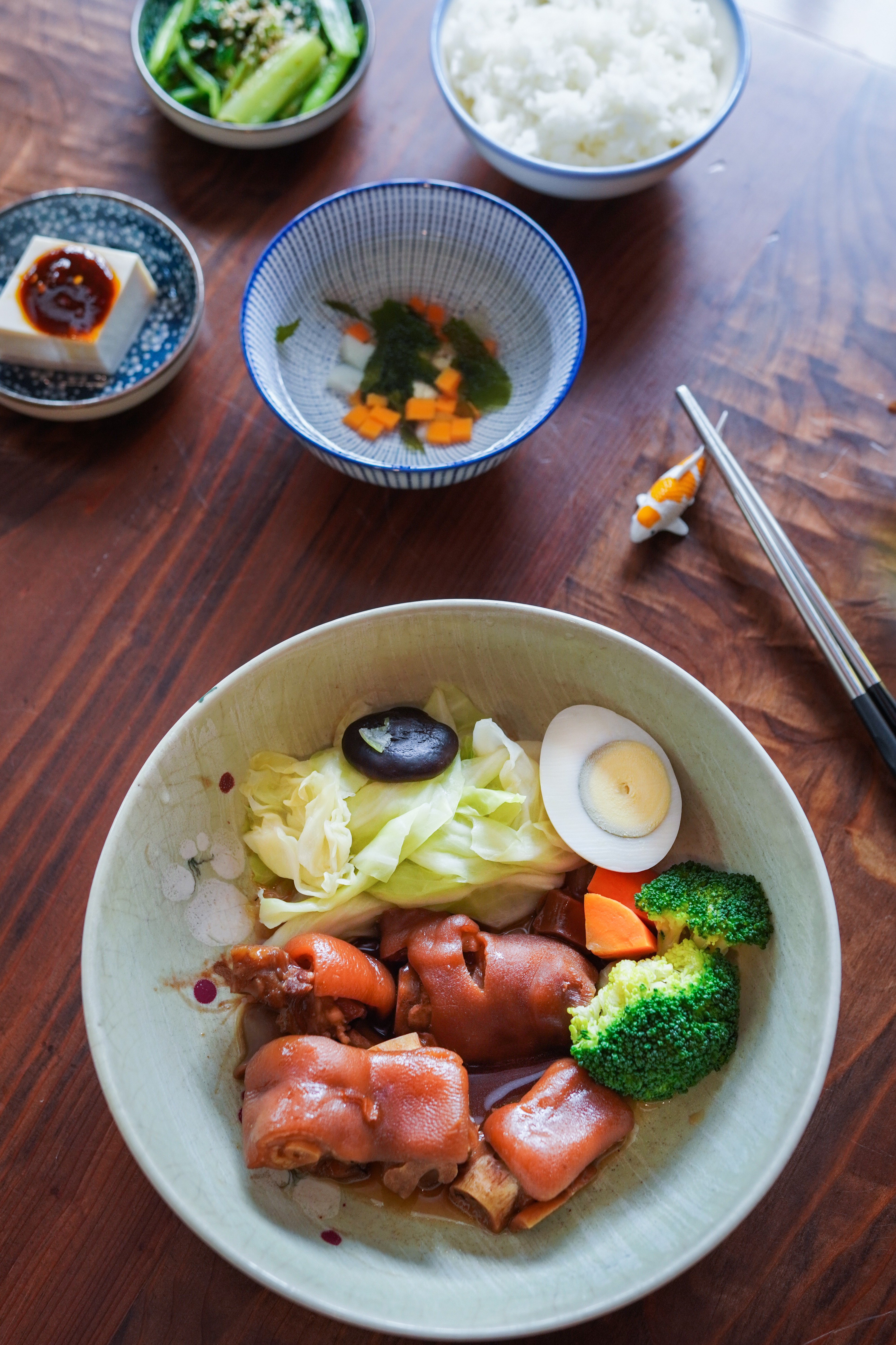 靜心苑提供的餐點灣傳統的滋味，圖為「所長最愛好運豬蹄味套餐」（300元份）。（台北市文化局提供）