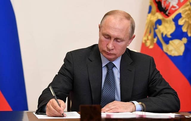 普丁簽署法案，他2024年任期結束後，可直接「歸零」再競選總統。（翻攝自Владимир Путин臉書）
