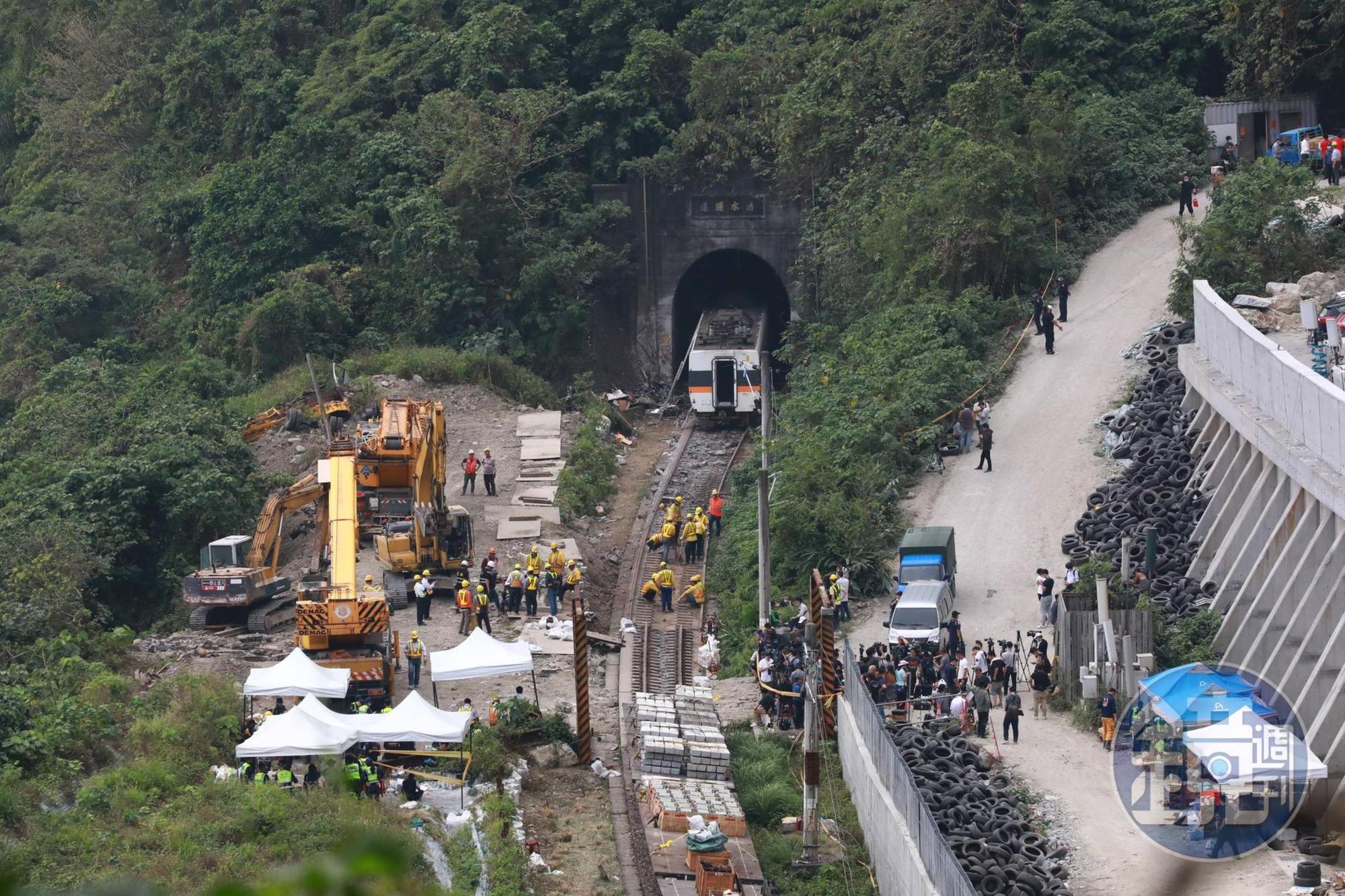 台鐵太魯閣號撞上滑到軌道上的工程車,造成大量死傷,運安會今日也公布列車行車監視影像。(本刊資料照)