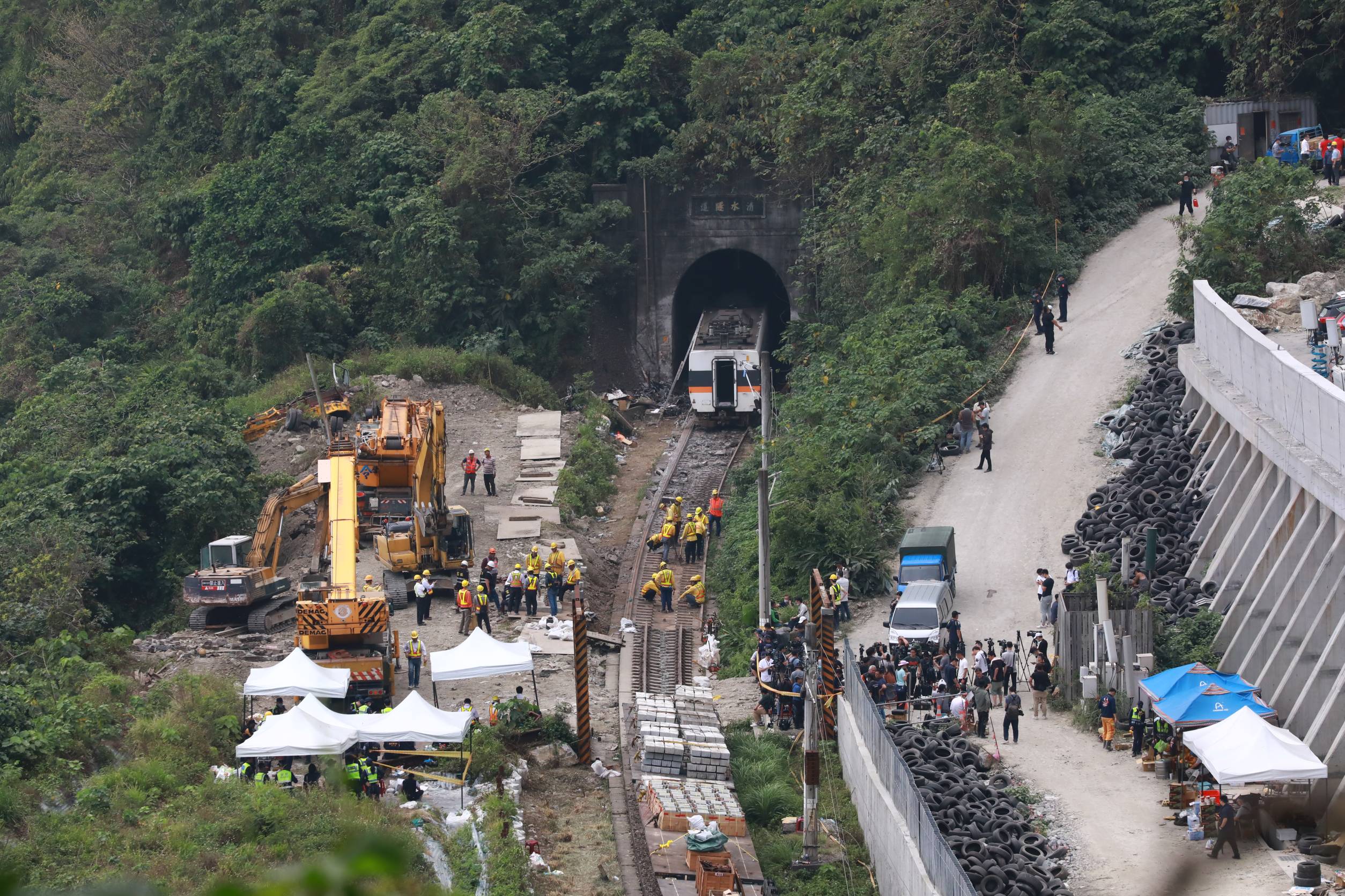 台鐵太魯閣號撞上滑到軌道上的工程車，造成大量死傷，運安會今日也公布列車行車監視影像。（本刊資料照）