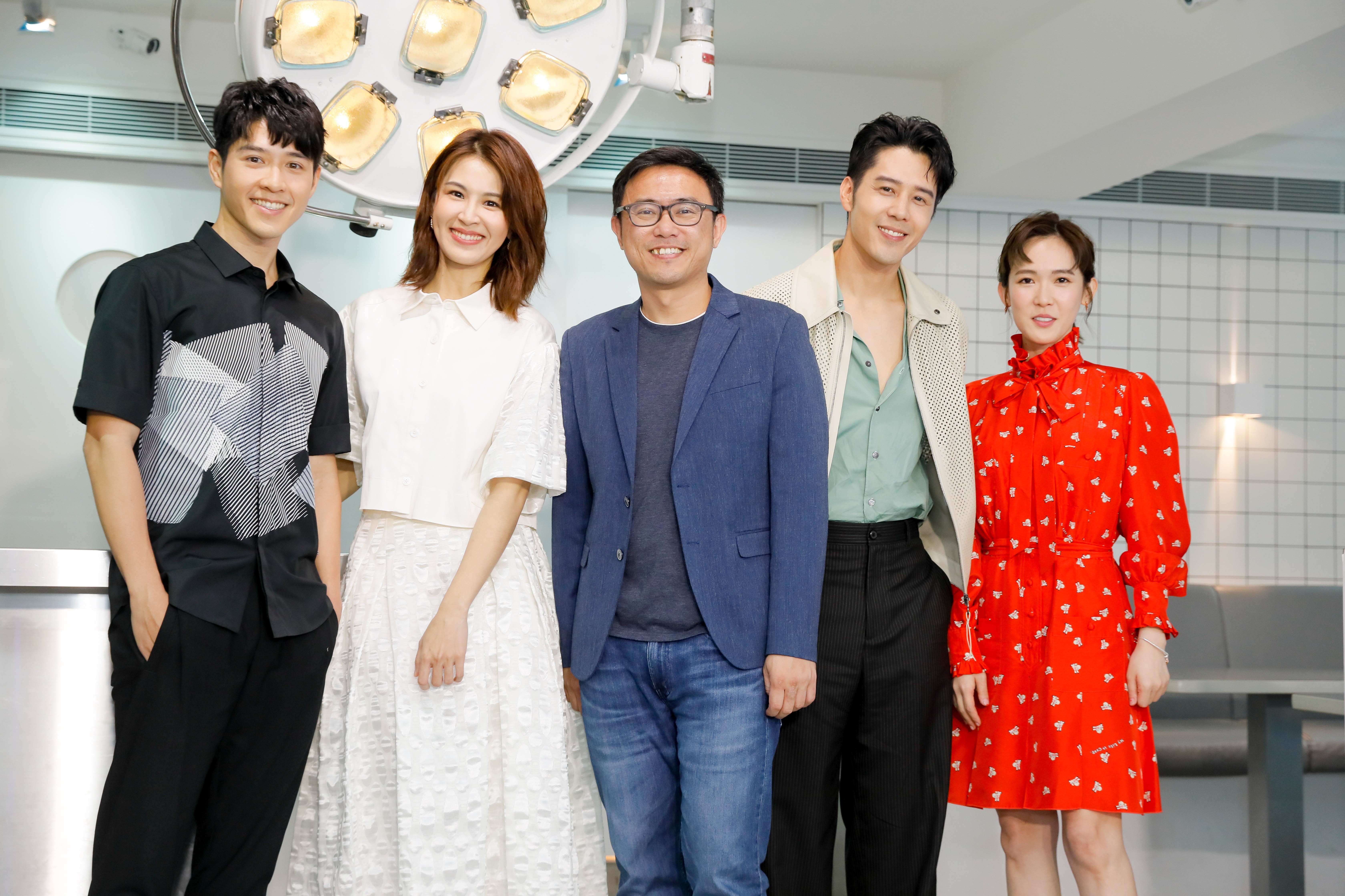 (左起)吳岳擎、曾沛慈、導演廖士涵、胡宇威、孫可芳出席《親愛的亞當》卡司發布會。