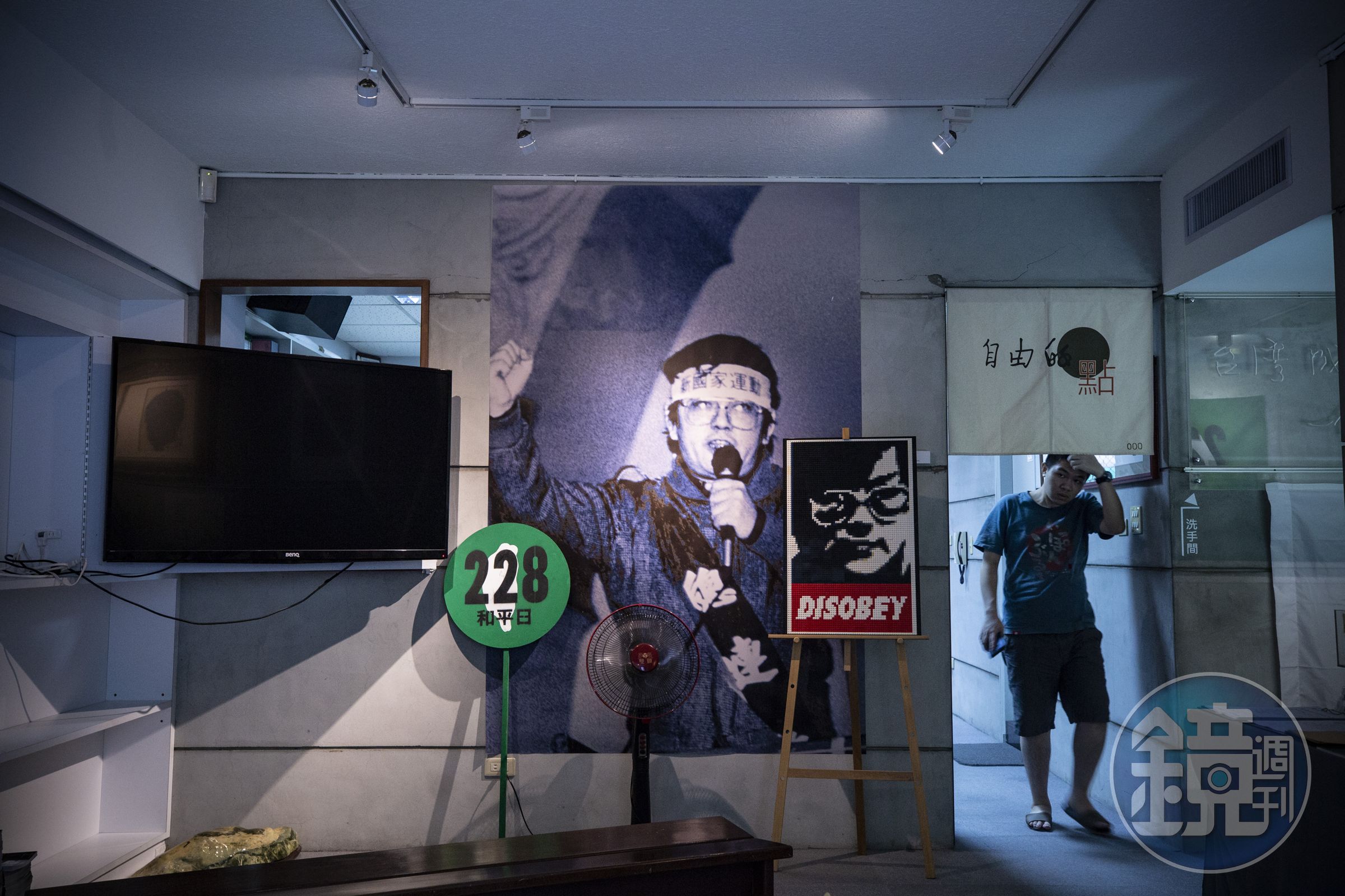 鄭南榕先生為了捍衛言論自由選擇犧牲生命，行政院將他殉道之日訂為言論自由日以紀念其貢獻。