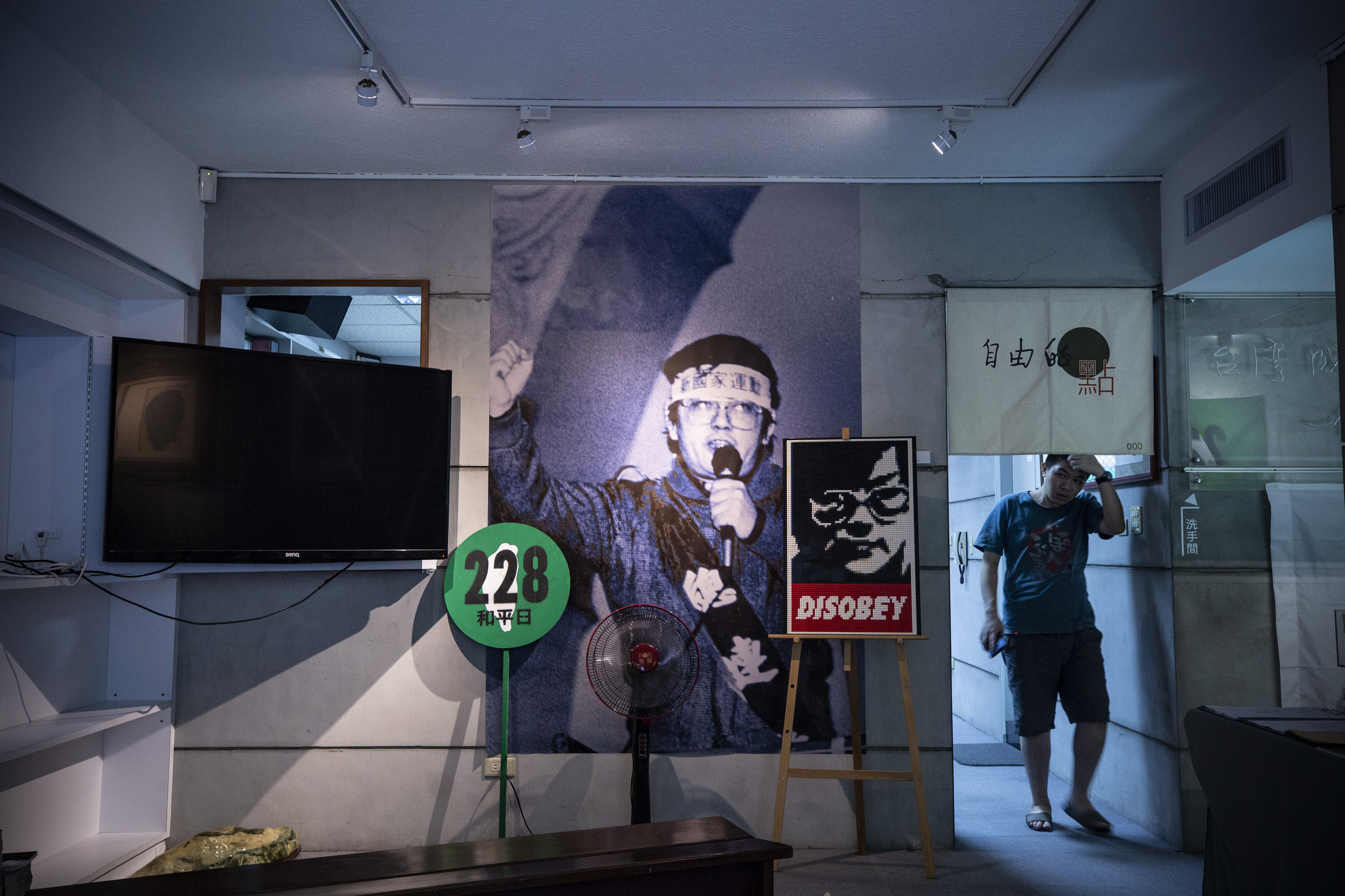 鄭南榕先生為了捍衛言論自由選擇犧牲生命，行政院將他殉道之日訂為言論自由日以紀念其貢獻。