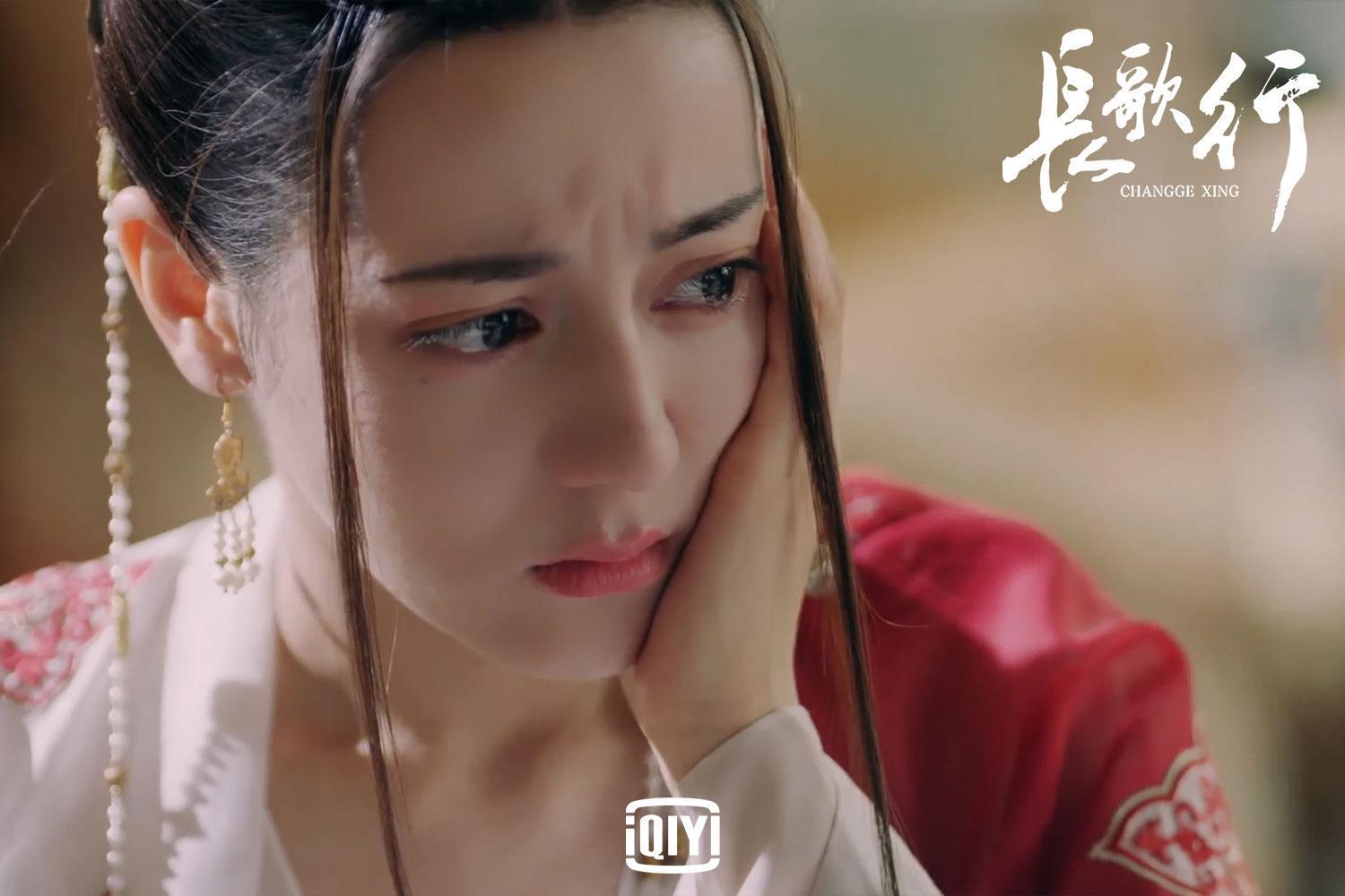 迪麗熱巴主演《長歌行》,古裝扮相極美。(愛奇藝國際站提供)