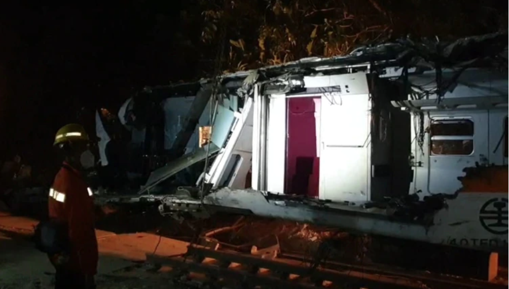 工作人員將已經扭曲變形、死傷最慘重的第8節車廂拖出，順利清空隧道。（交通部提供）