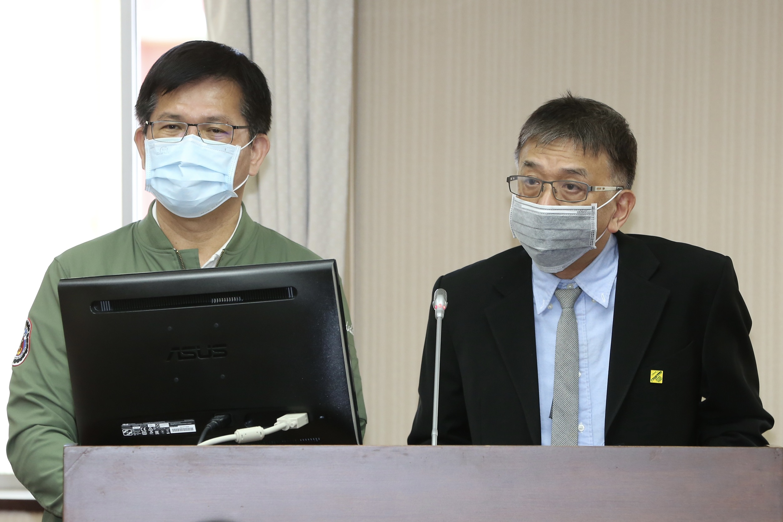 交通部長林佳龍（左）、台鐵局代理局長祁文中今到立法院交通委員會報告。