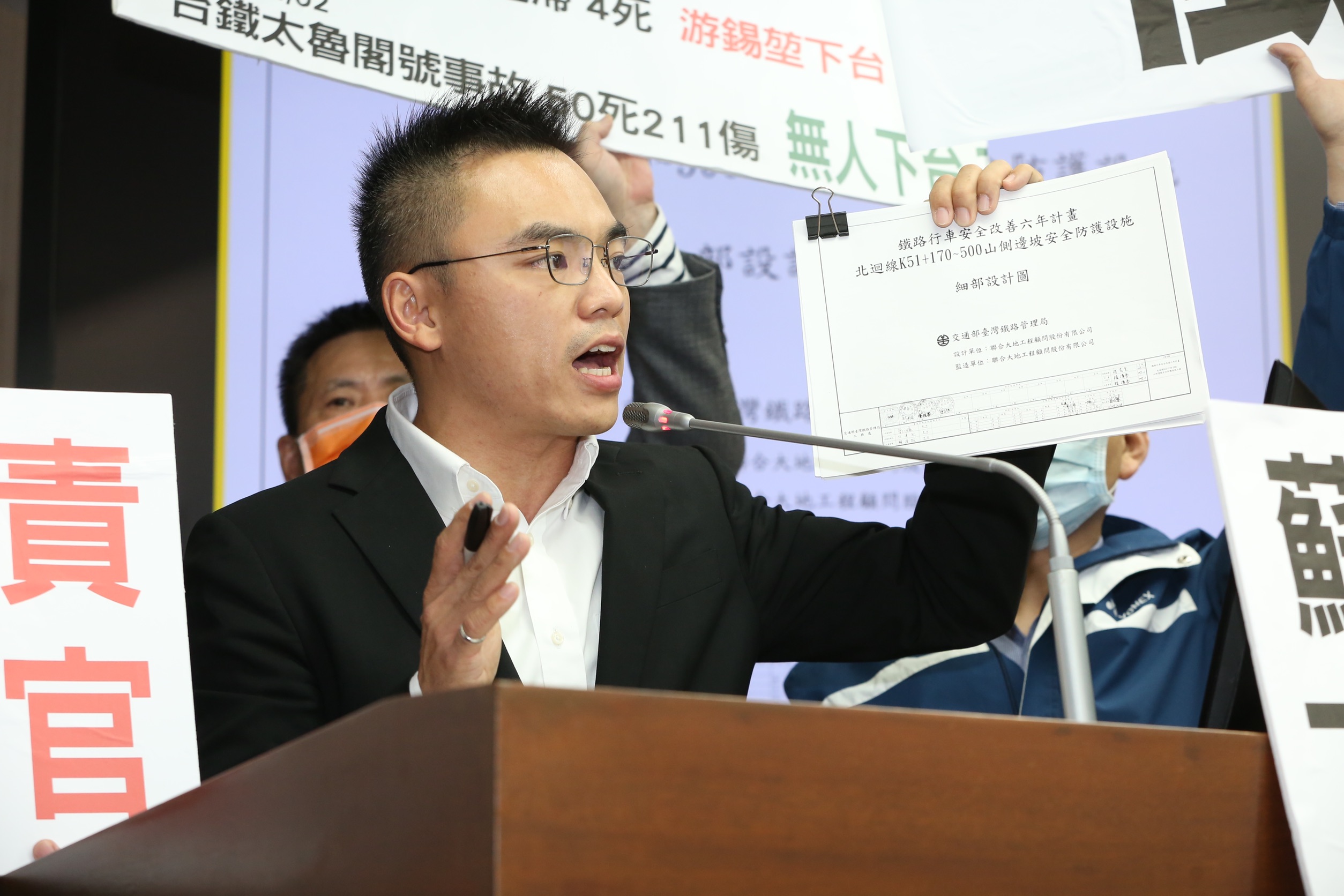洪孟楷今提出邊坡工程的細部設計圖,內文提及應做安全防護措施,但承包商並沒做。