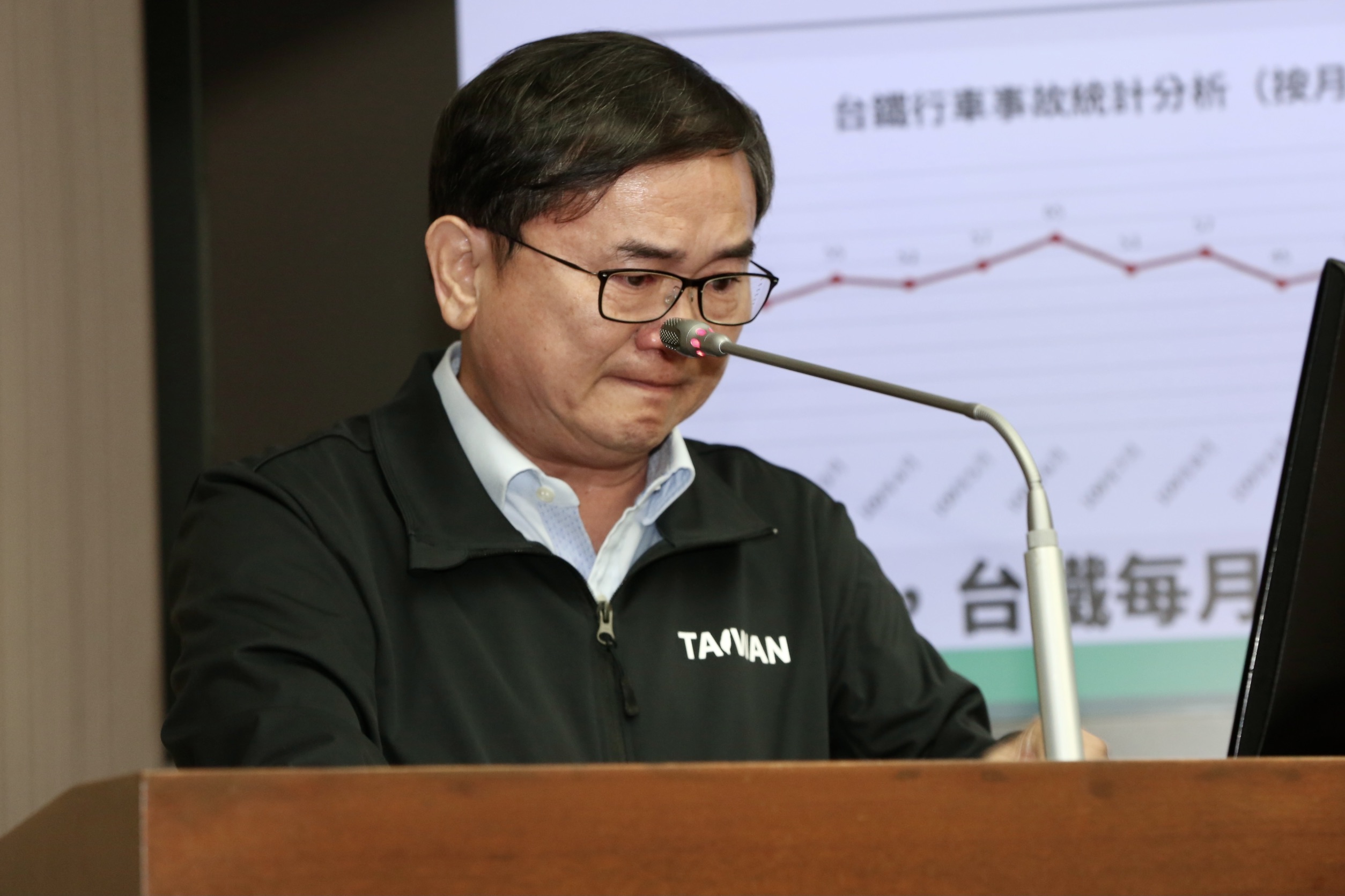 民進黨立委劉櫂豪質詢時忍不住哽咽落淚。