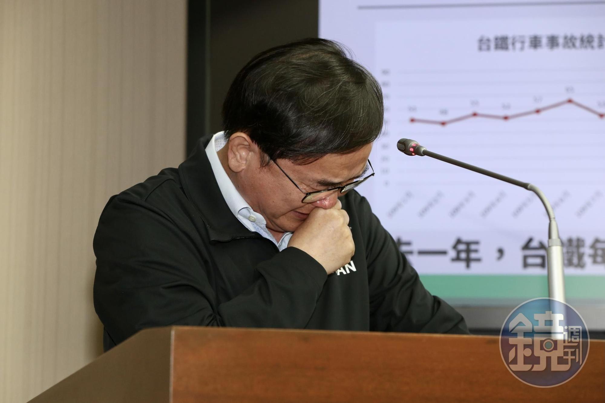 民進黨立委劉櫂豪質詢交通部長林佳龍時忍不住哽咽落淚。