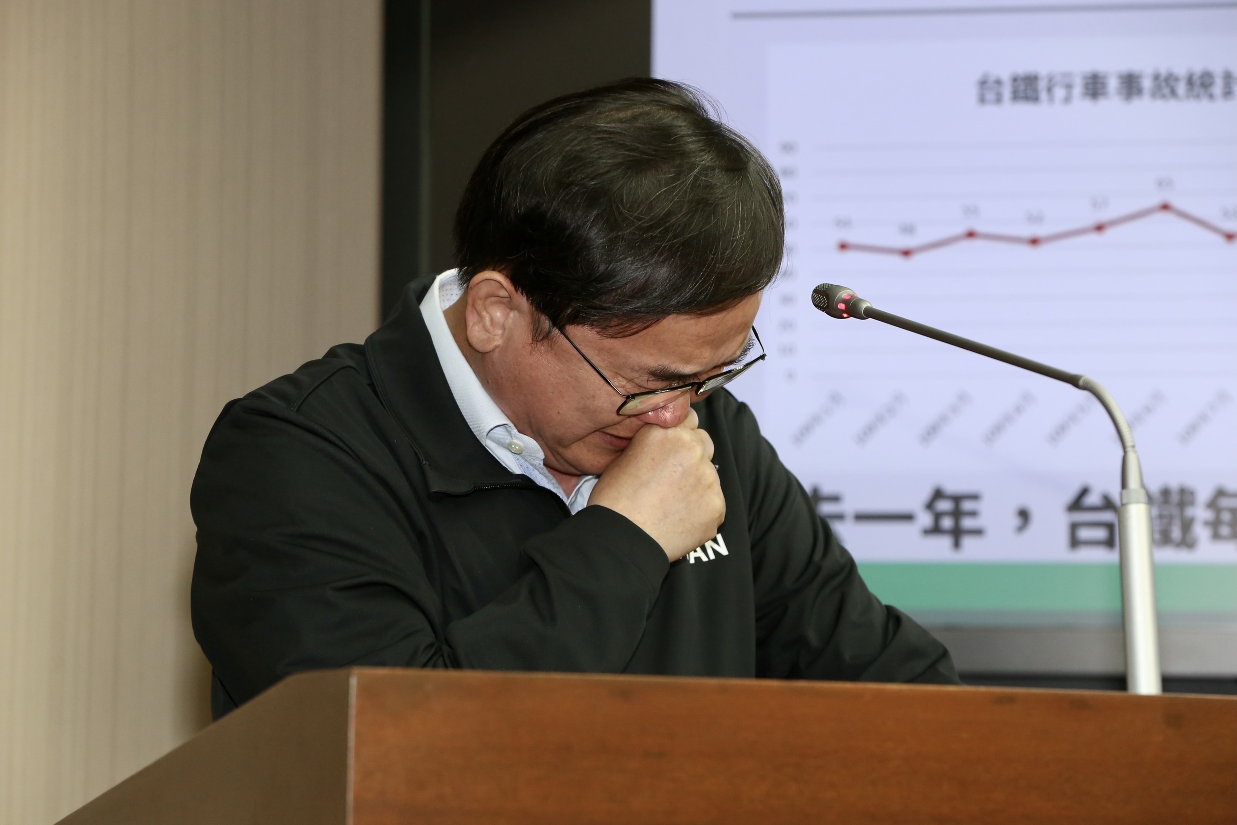 民進黨立委劉櫂豪質詢交通部長林佳龍時忍不住哽咽落淚。