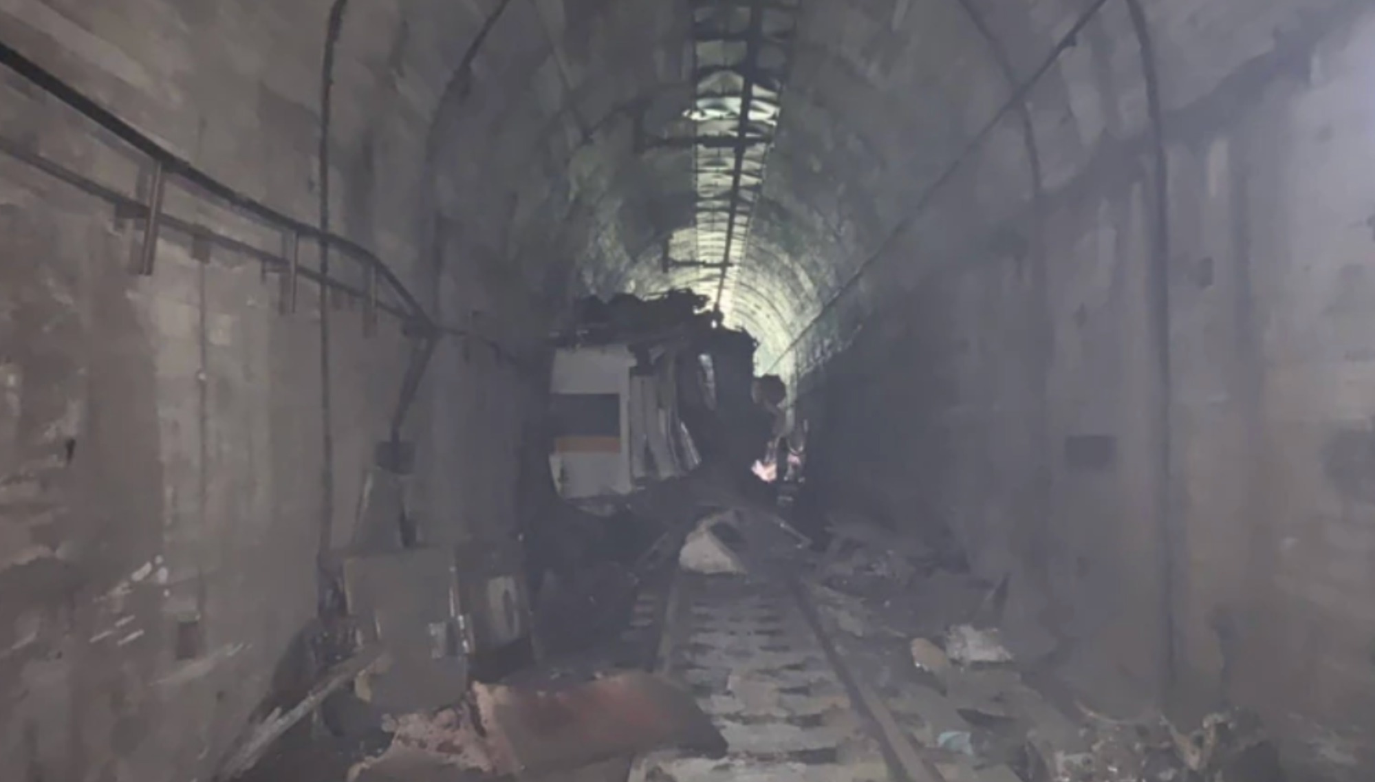 生還的乘客在隧道內拍下列車扭曲變形的樣子。(翻攝畫面)