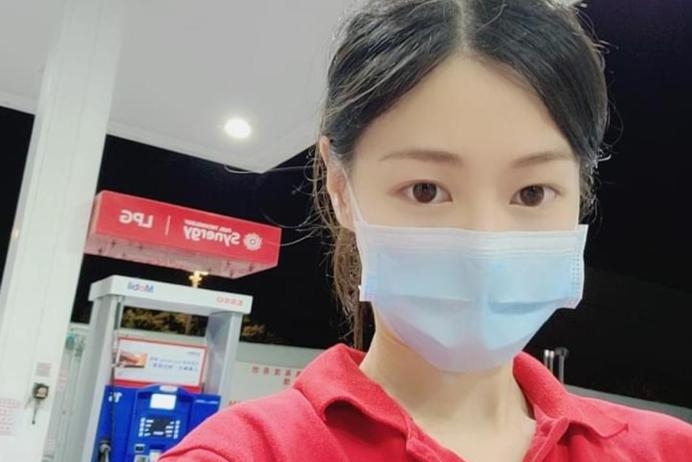 香港一位加油站工讀生正妹成網路話題。（翻攝自今日有嘢講Today Review67臉書）