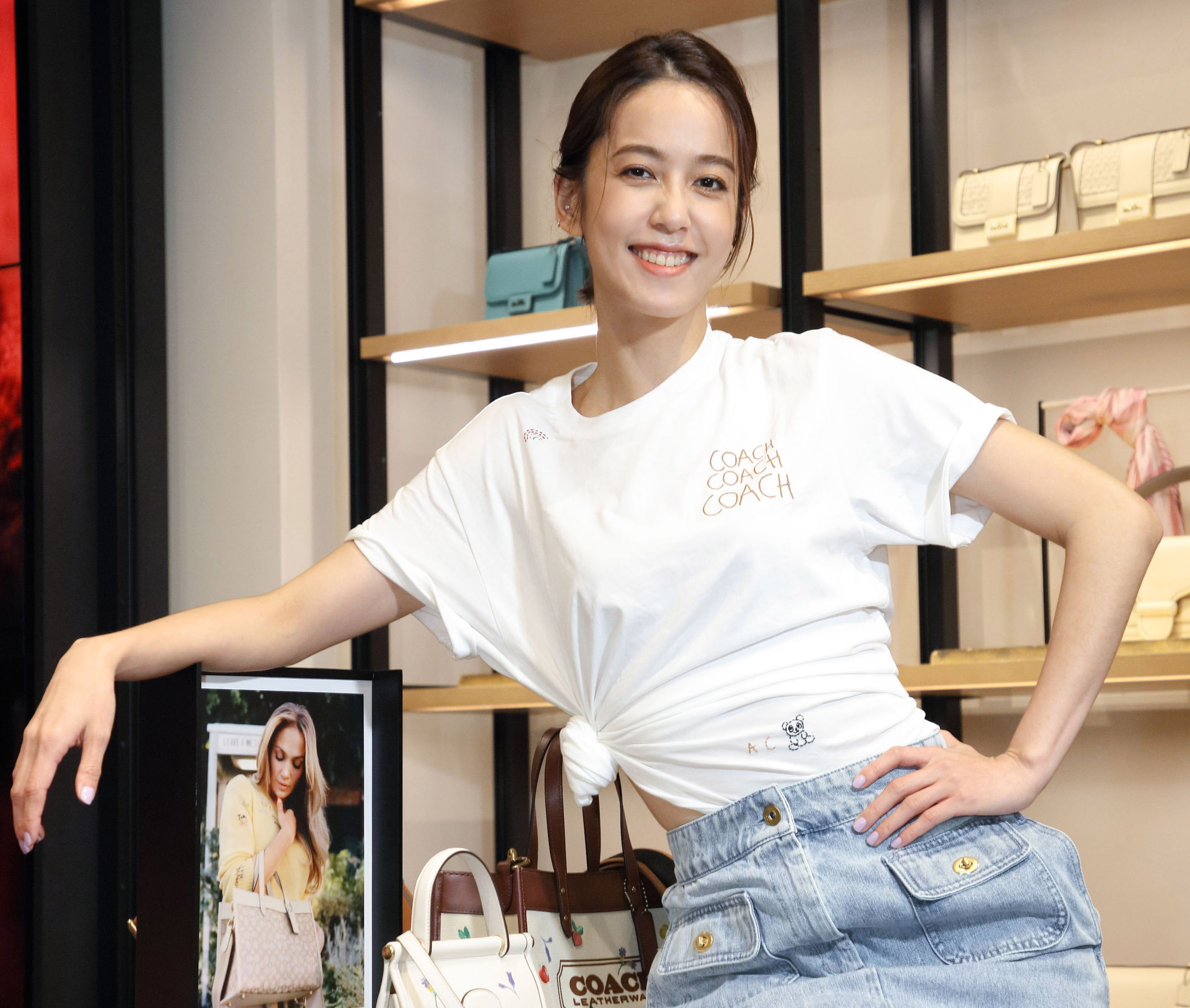 陳庭妮現場感受COACH T-shirt刺繡客製化服務，感到好開心。（COACH提供）