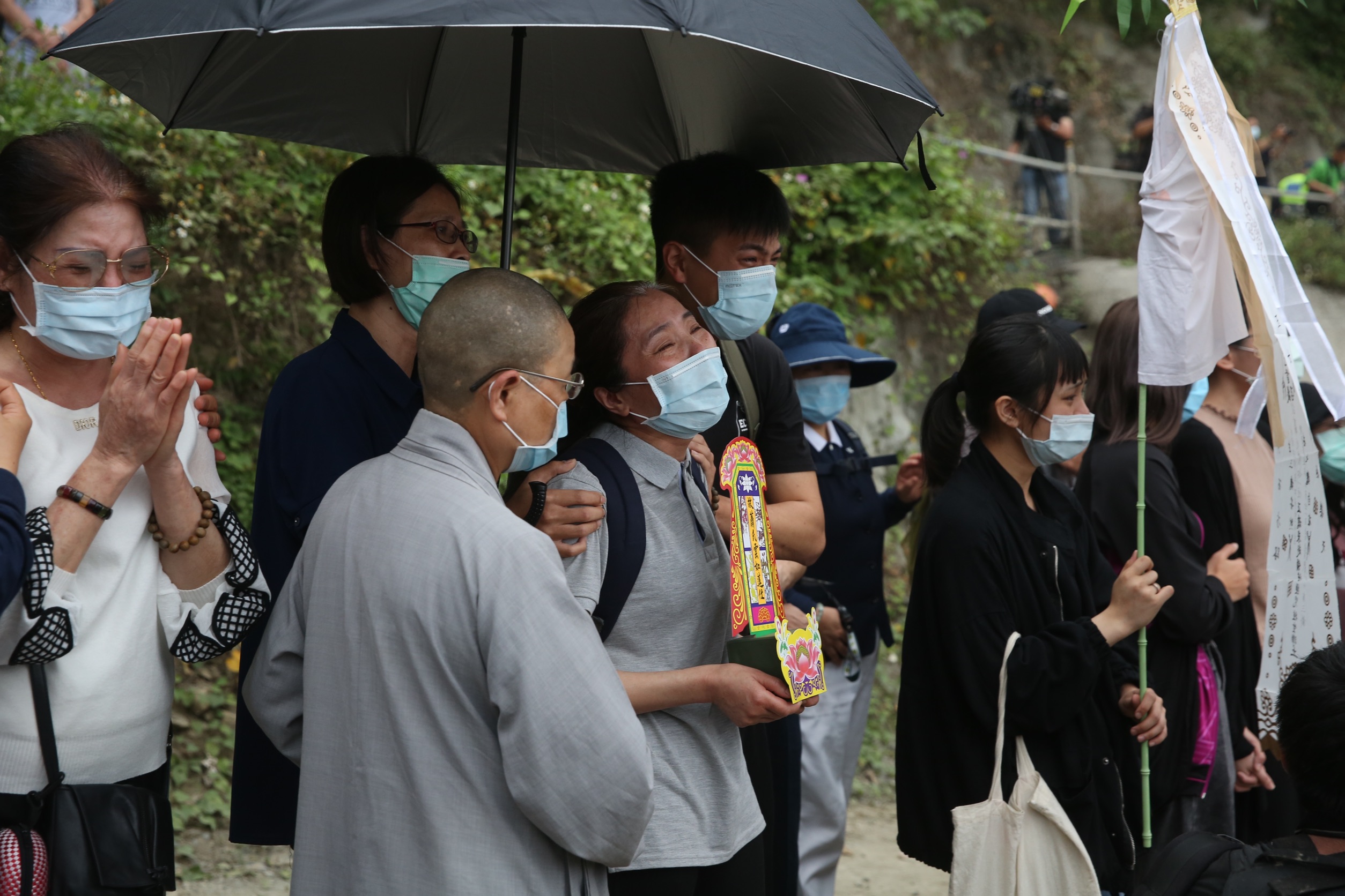 名制列車上多是東部人口，隧道口的招魂場面備極哀戚。