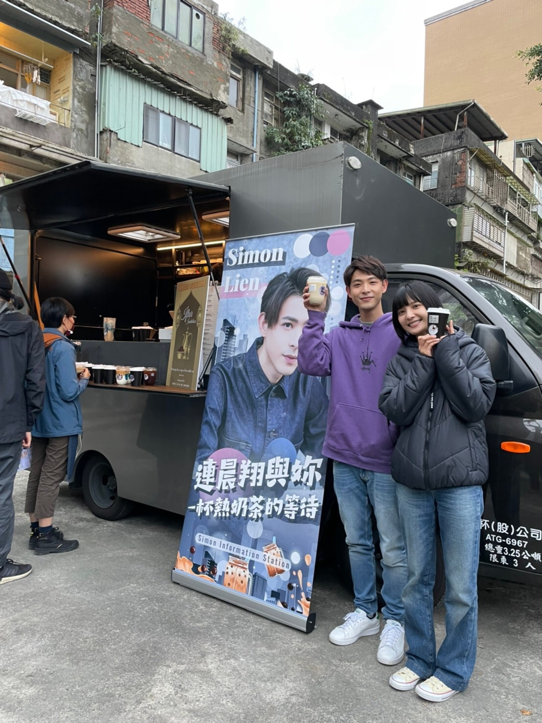 韓國粉圈盛行的咖啡車應援風氣也吹進台灣，連晨翔的粉絲就請咖啡車直接開來拍攝場地。（双喜電影提供）