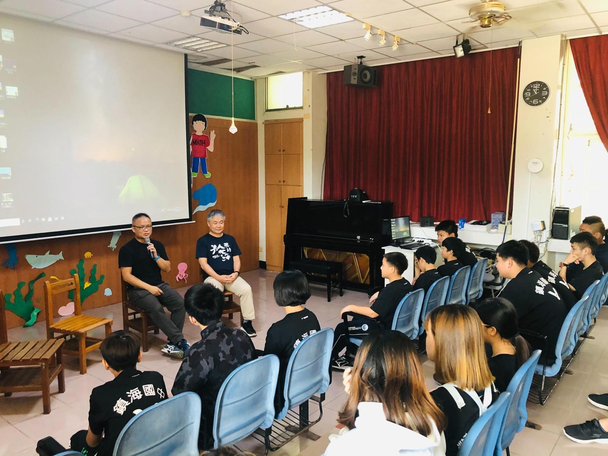 導演黃嘉俊與主角廖鴻基到澎湖鎮海國中與學生面對面互動。(牽猴子提供)